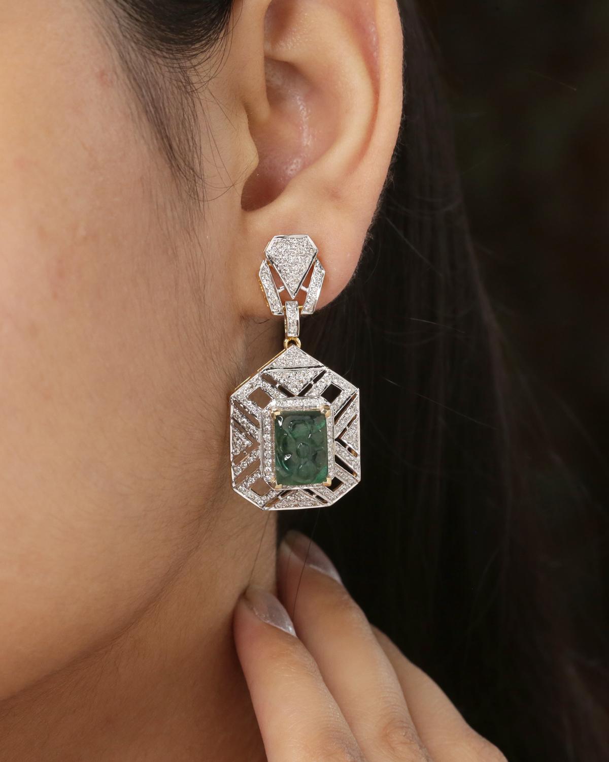 Taille brillant Boucles d'oreilles pendantes émeraude avec diamant en or 18K en vente