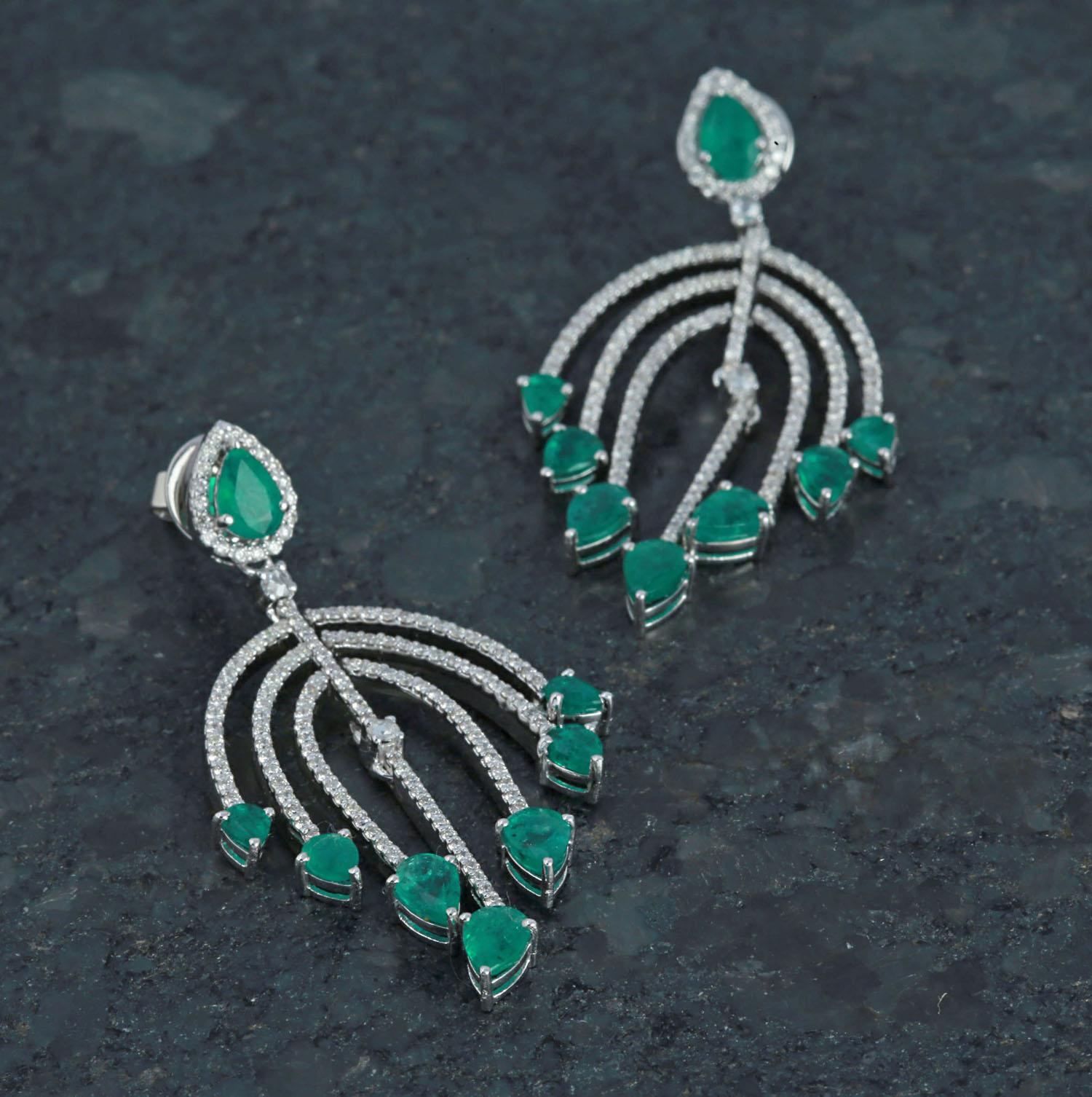 Brilliant Cut Emerald Dangle Earrings with Diamond in 18k Gold For Sale