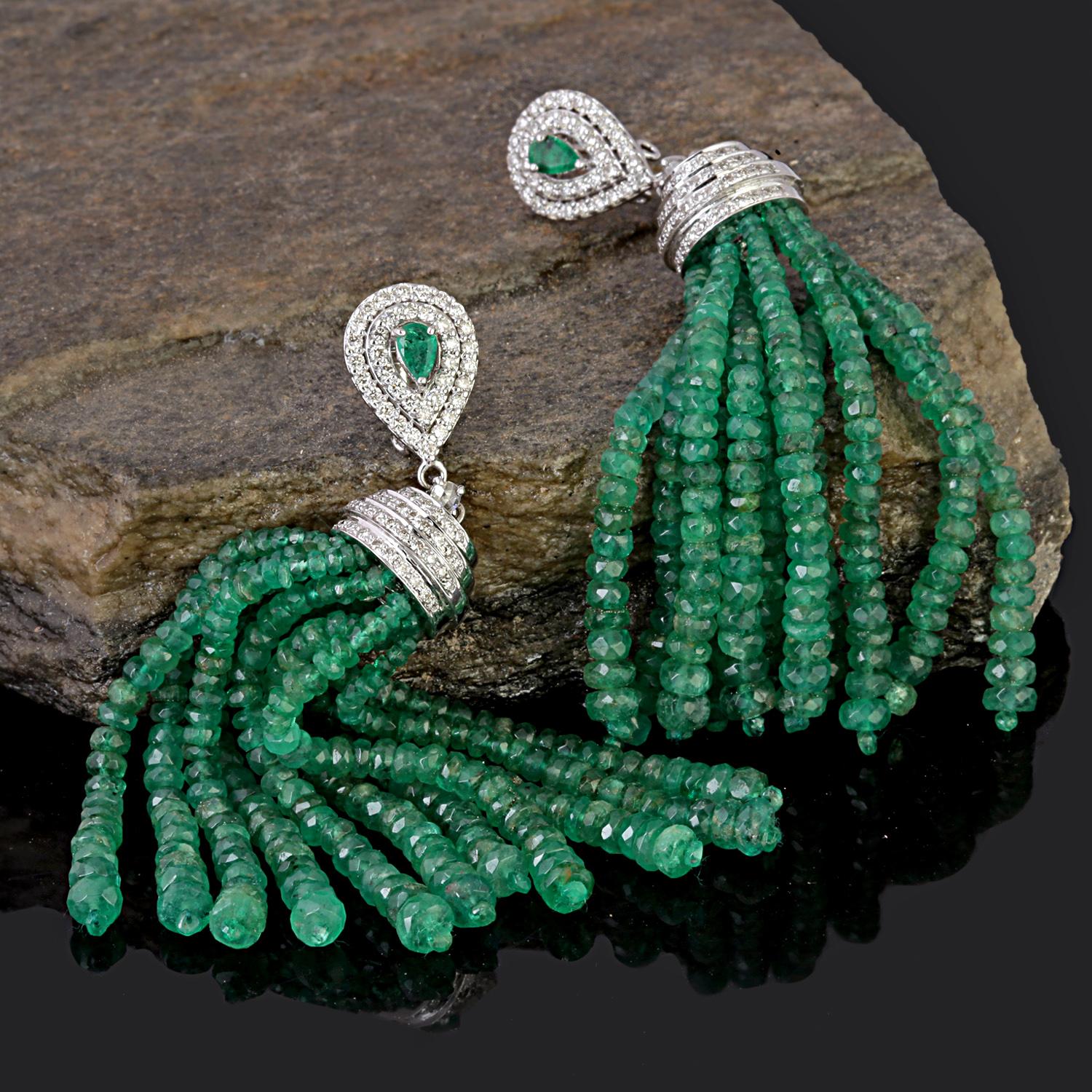 Emerald Dangle Earrings with Diamond in 18k Gold In New Condition For Sale In jaipur, IN