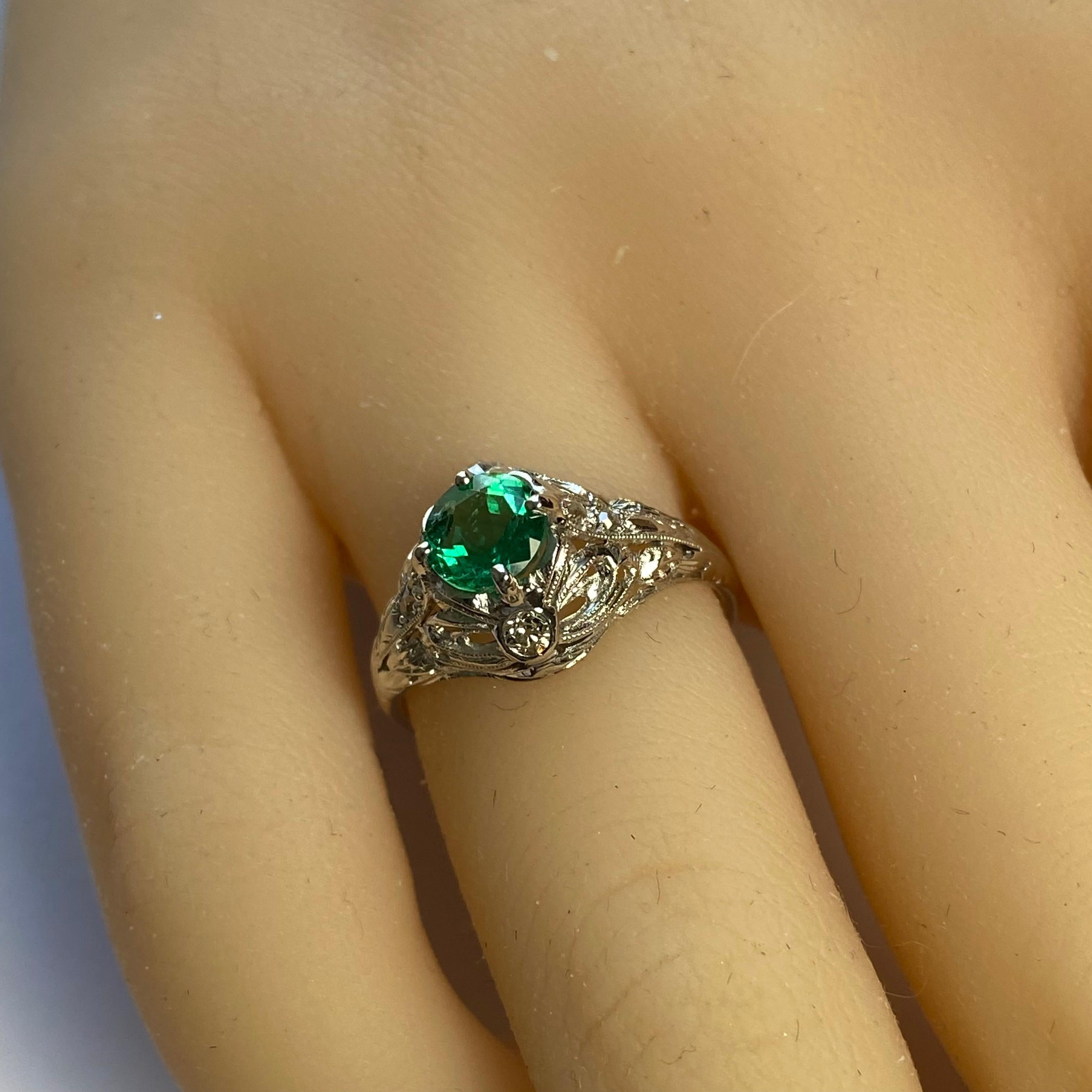 Emerald Diamond 0.92 Carat Vintage Platinum Filigree Milgrain Trim Ring For Sale 2