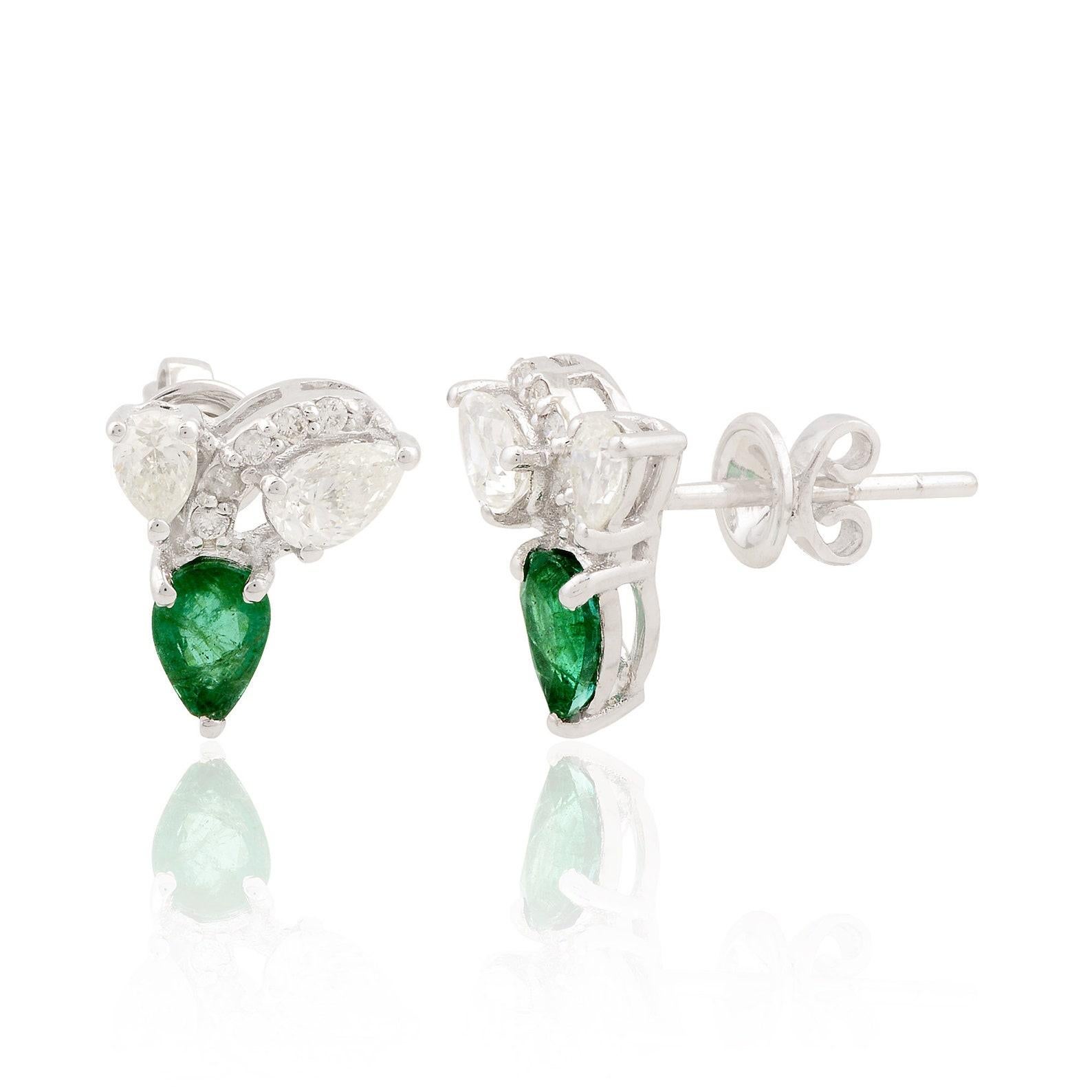 Realizzati in oro 14 carati, questi orecchini sono incastonati a mano con uno smeraldo di 79 carati e 83 carati di diamanti scintillanti. 

SEGUITE la vetrina di MEGHNA JEWELS per vedere le ultime collezioni e i pezzi esclusivi. Meghna Jewels è