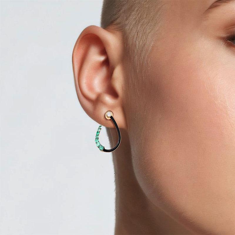 Fabriqués en or jaune 14 carats, ces anneaux exquis combinent l'éclat de diamants naturels, d'émeraudes vibrantes et l'élégance de l'émail noir. Avec 0,09 carats de diamants fantaisie et 0,59 carats d'émeraudes, ces boucles d'oreilles offrent une