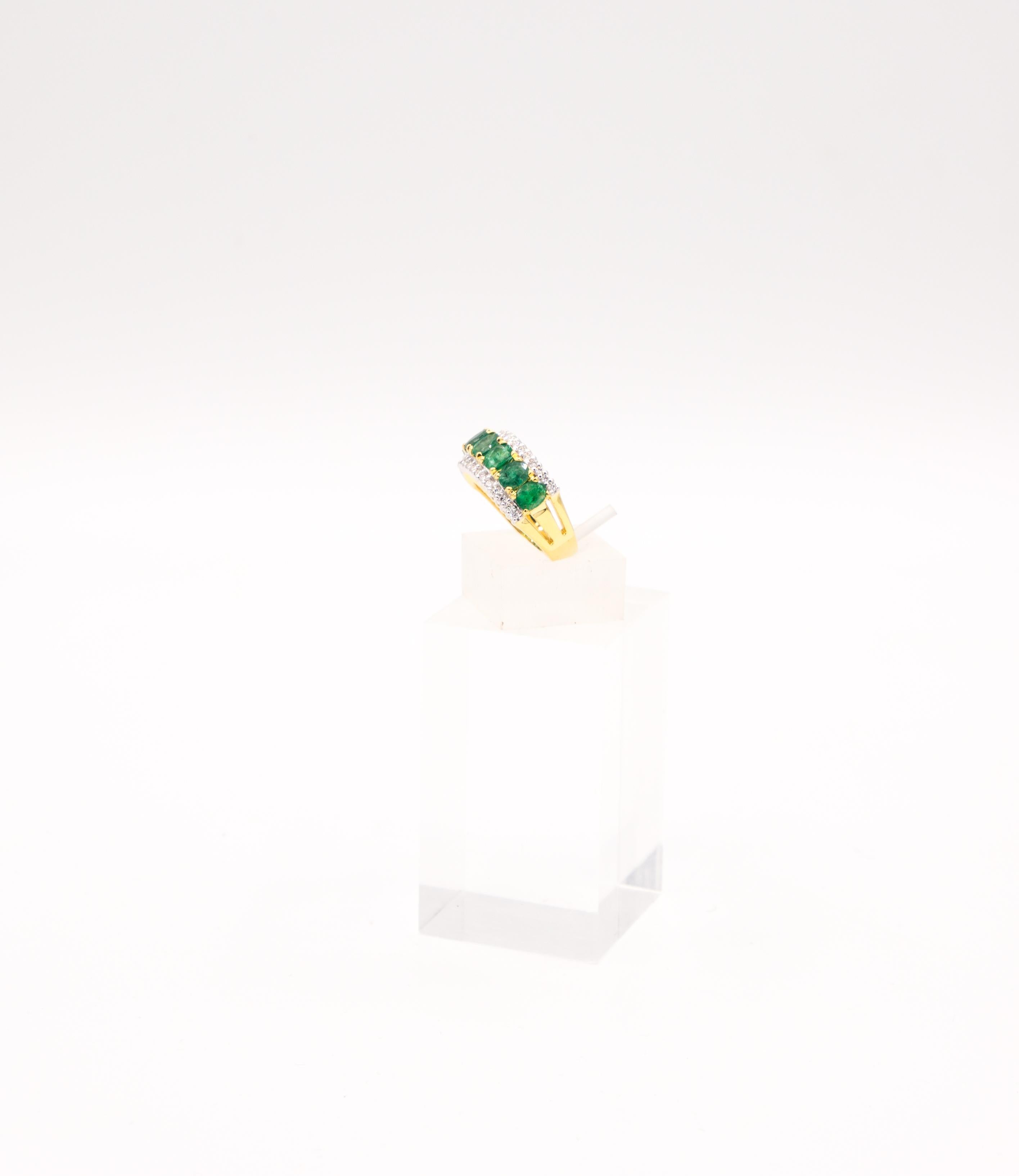18 k yellow gold
2,16 ct emerald
0,32 ct diamond
size 55
8,3 gram
on the top the ring is 1 cm 
and if you want we although have the earring for a set
