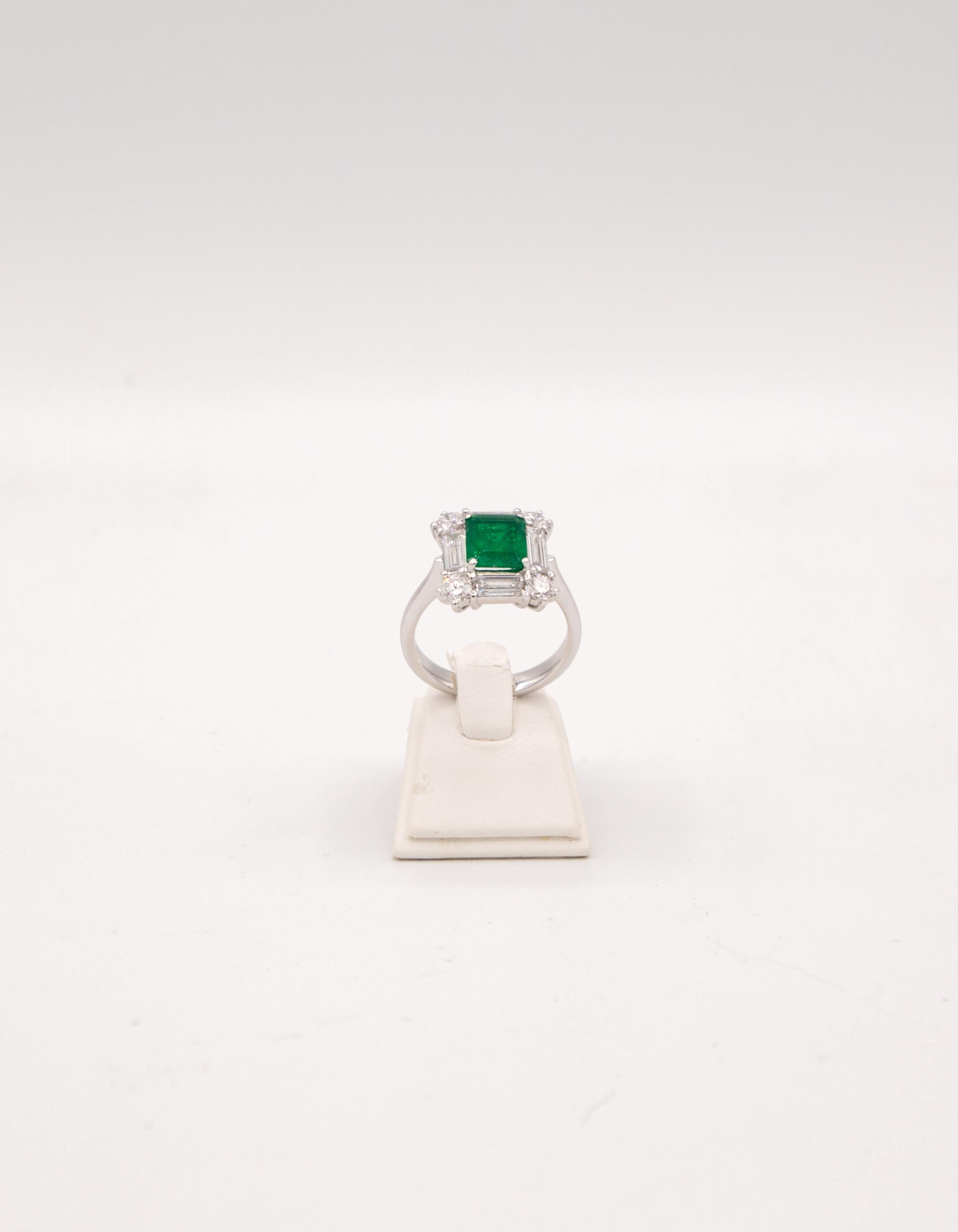 18 k white gold
1,46 ct top quality emerald
2,03 ct diamond 
size 54,5
6,47 gram
An exceptional emerald ring surrounded by 4 diamond baguettes and 4 brilliant-cut diamonds at the corners set in 18 k white gold. A ring that everyone will admire on
