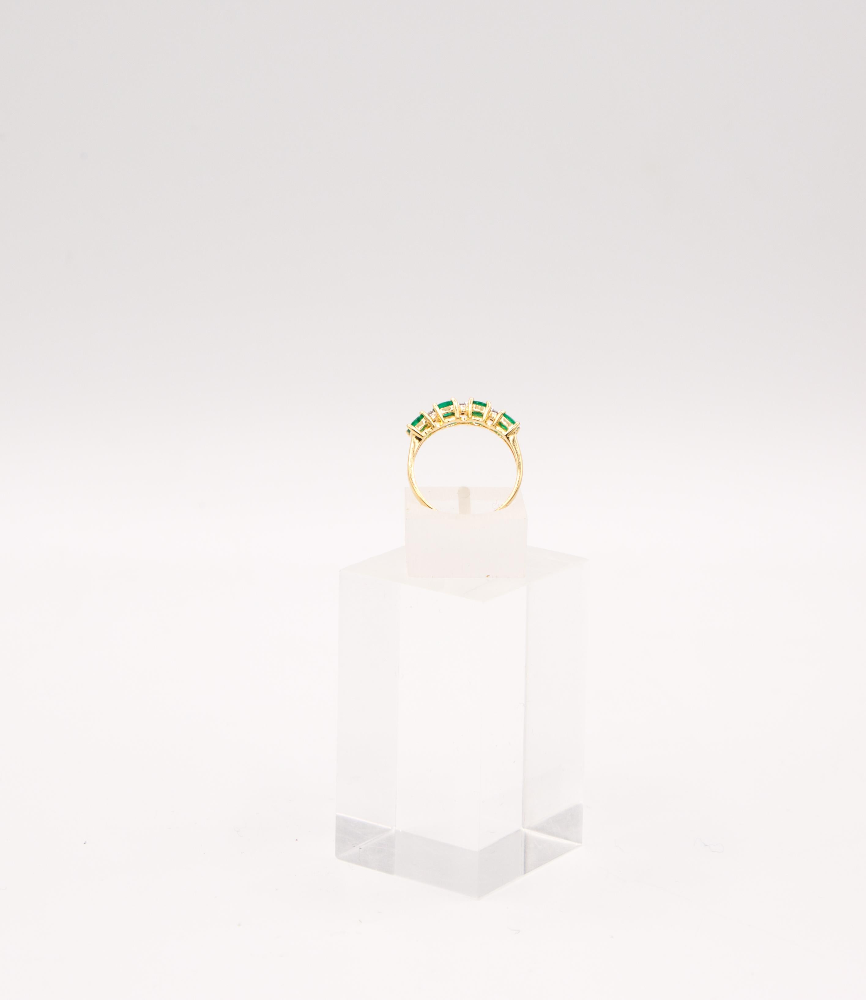 Women's or Men's Emerald diamond 18 k ring For Sale
