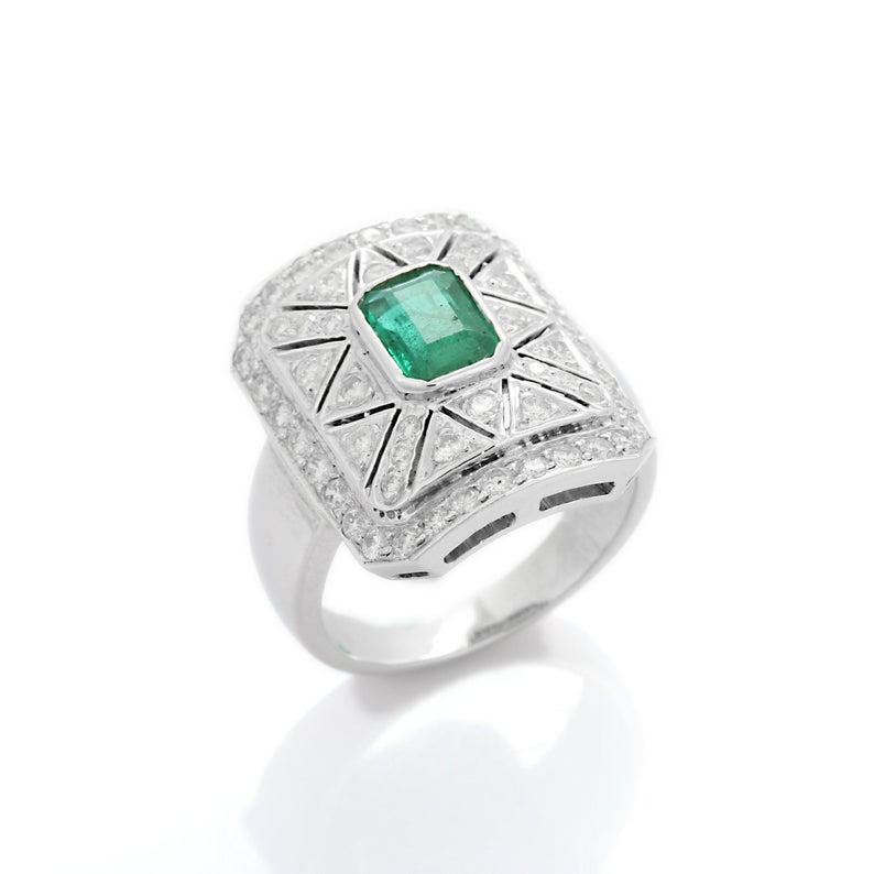 Cette bague a été méticuleusement réalisée en or 14 carats.  Elle est sertie à la main d'une émeraude de 1,03 carat et de 0,86 carat de diamants étincelants. 

La bague est de taille 7 et peut être redimensionnée en plus grand ou plus petit sur