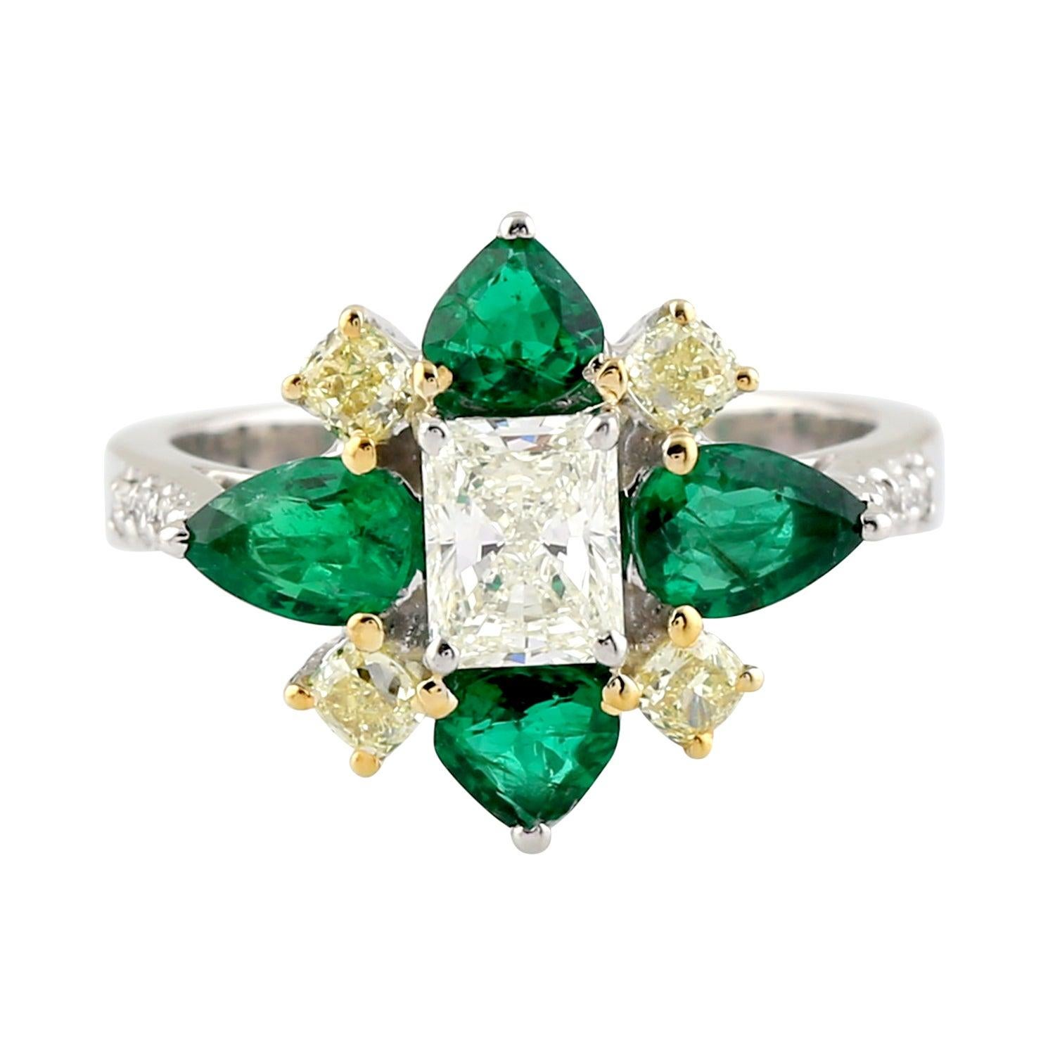 For Sale:  Emerald Diamond 18 Karat Gold Clover Ring 2
