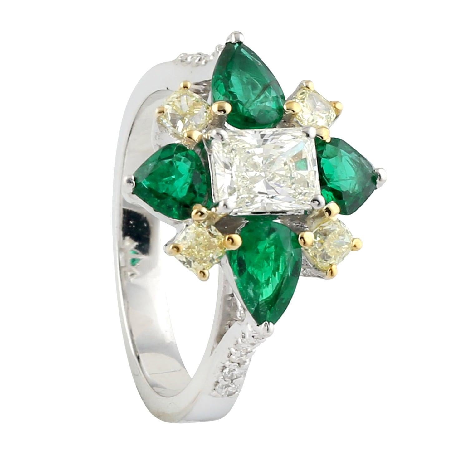 For Sale:  Emerald Diamond 18 Karat Gold Clover Ring 4