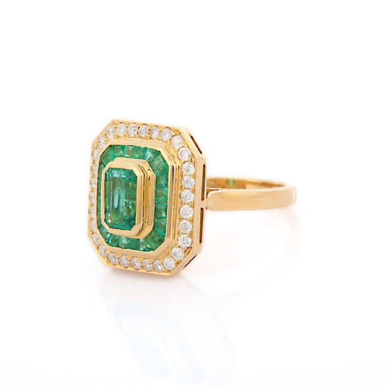 Emerald Diamond 18 Karat Gold Ring In New Condition For Sale In Hoffman Estate, IL