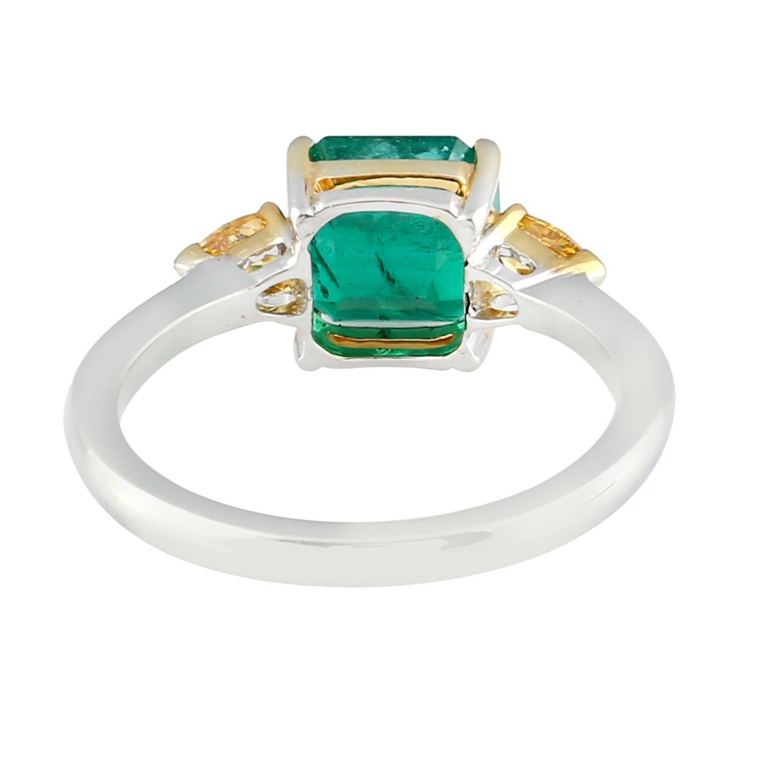 Im Angebot: Smaragd-Diamant-Ring aus 18 Karat Gold () 3