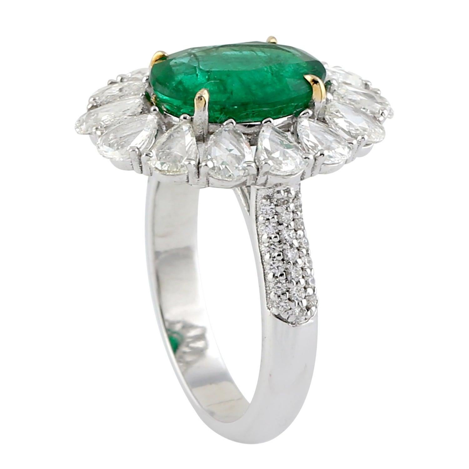 Im Angebot: Ring aus 18 Karat Gold mit Smaragd und Diamant () 3