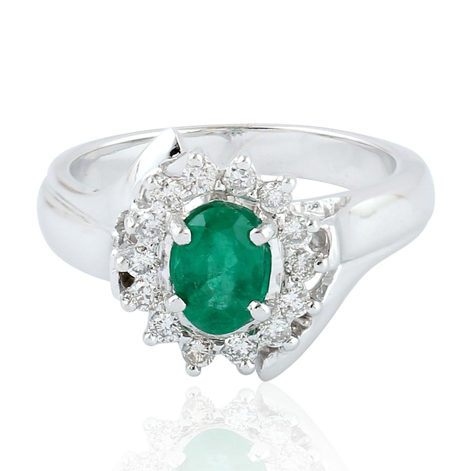 For Sale:  Emerald Diamond 18 Karat Gold Ring 3