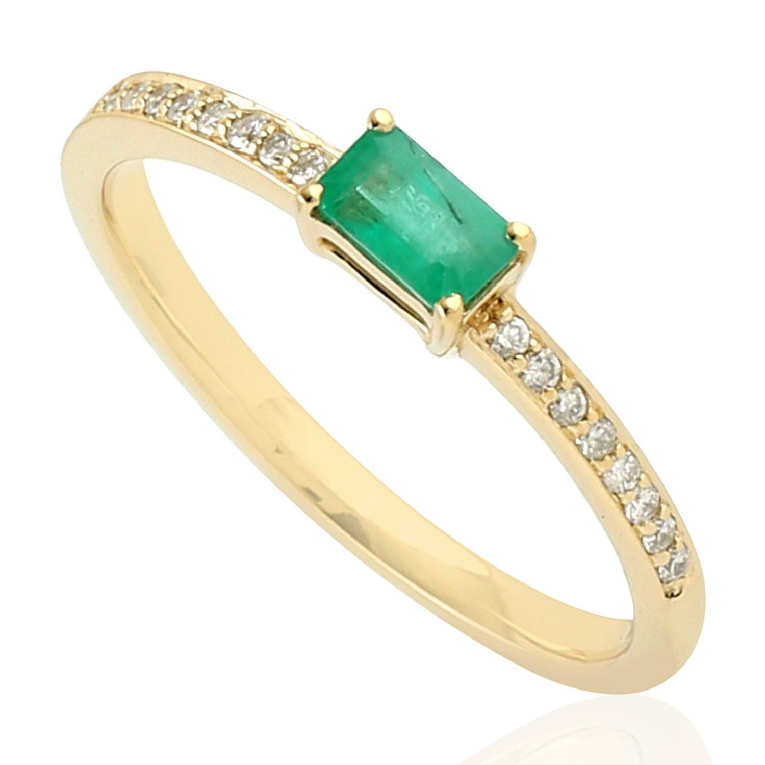 For Sale:  Emerald Diamond 18 Karat Gold Ring 4