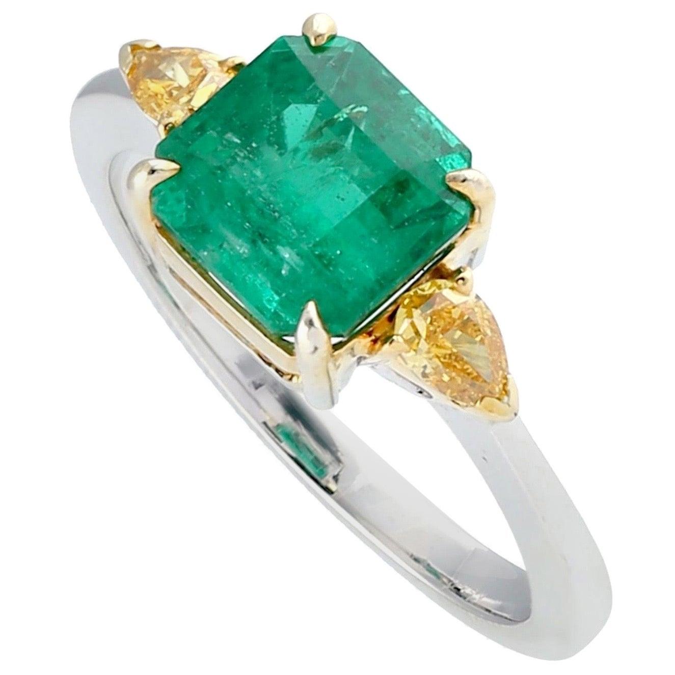 Im Angebot: Smaragd-Diamant-Ring aus 18 Karat Gold ()