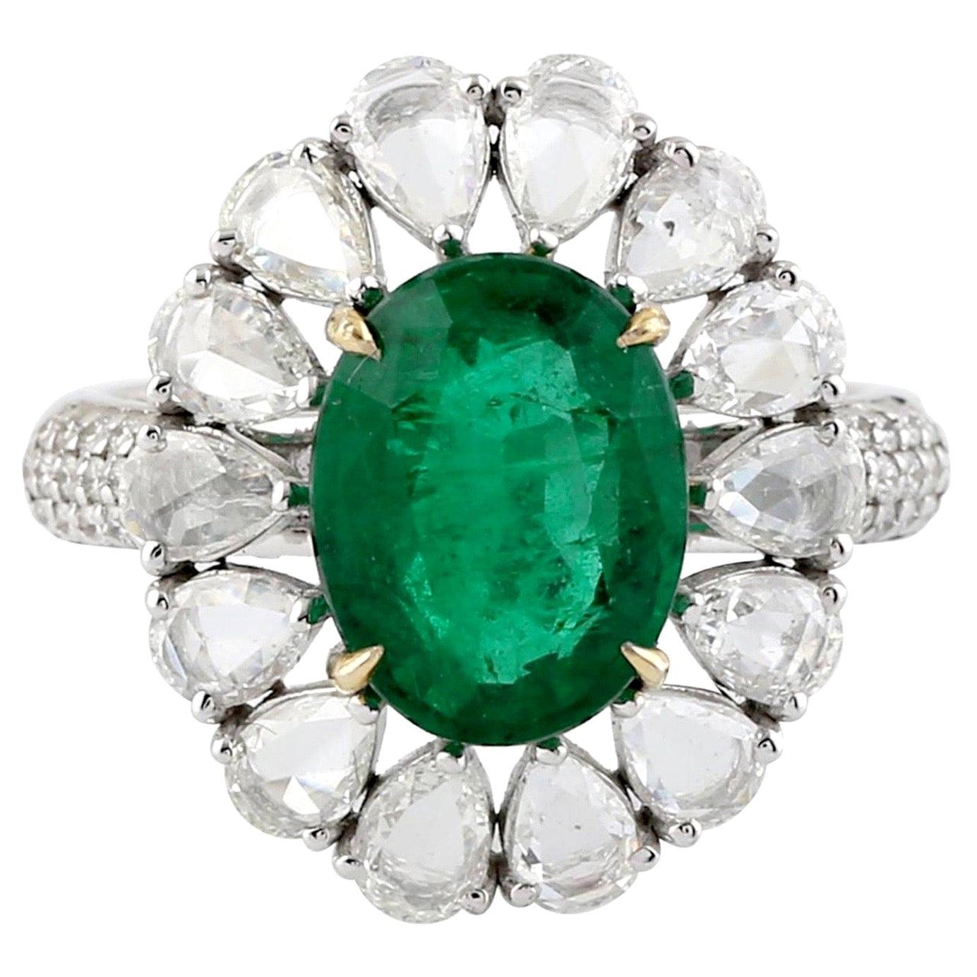 Im Angebot: Ring aus 18 Karat Gold mit Smaragd und Diamant ()
