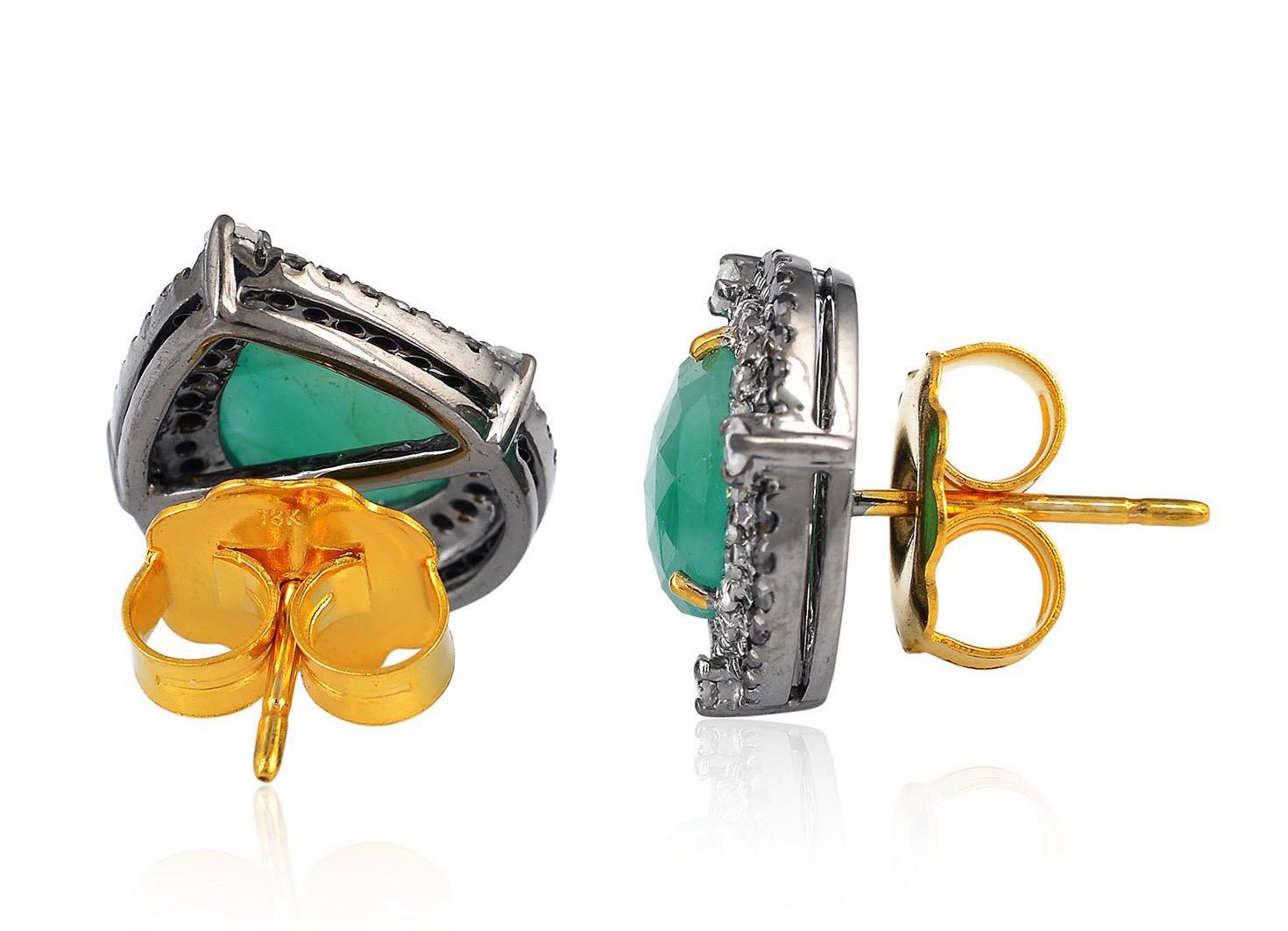Moderno Orecchini con smeraldo e diamante in oro 18 carati in vendita