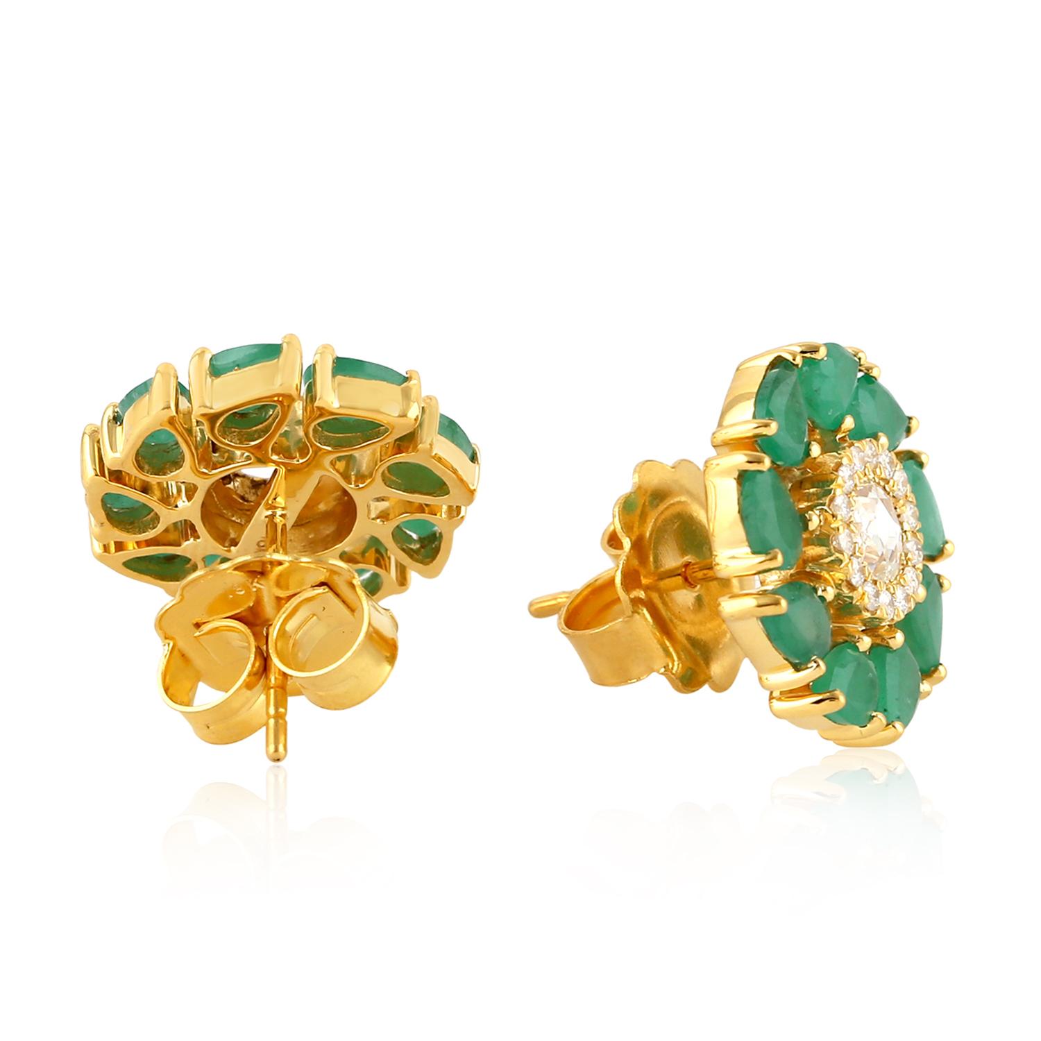 Contemporary Emerald Diamond 18 Karat Gold Stud Earrings For Sale