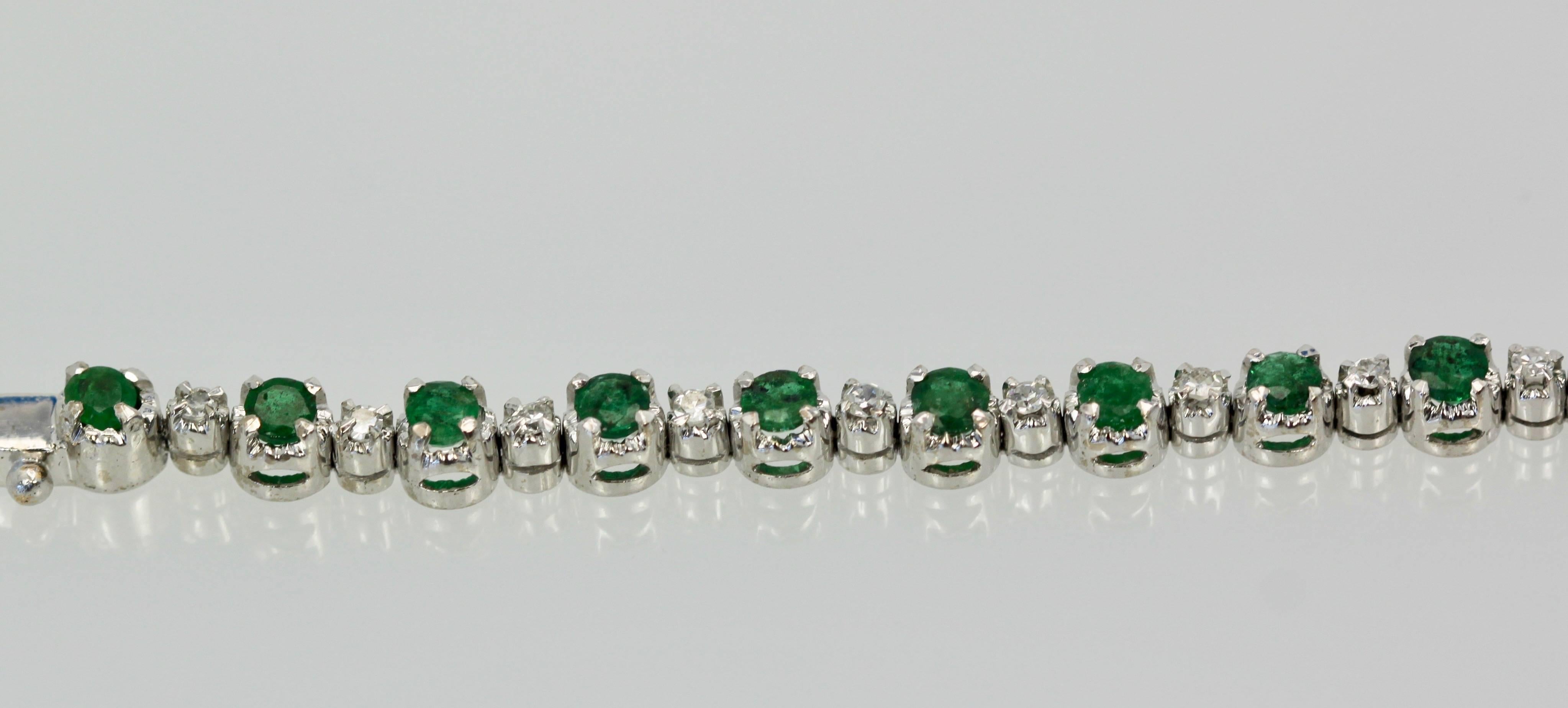 Emerald Diamond 18 Karat White Gold Bracelet 4.20 Carat Diamonds and Emeralds In Good Condition In North Hollywood, CA