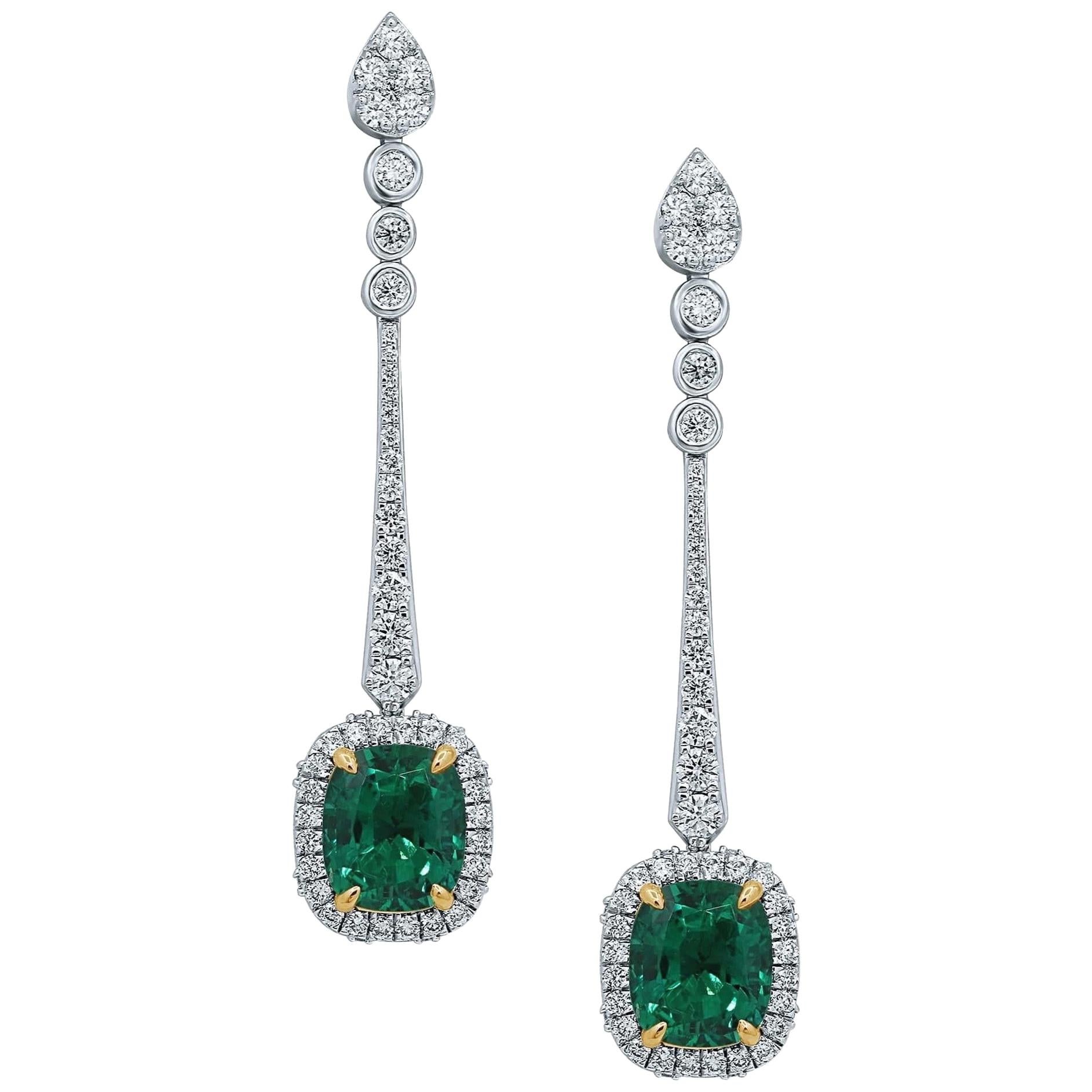 Boucles d'oreilles en or blanc 14 carats avec diamants et émeraudes