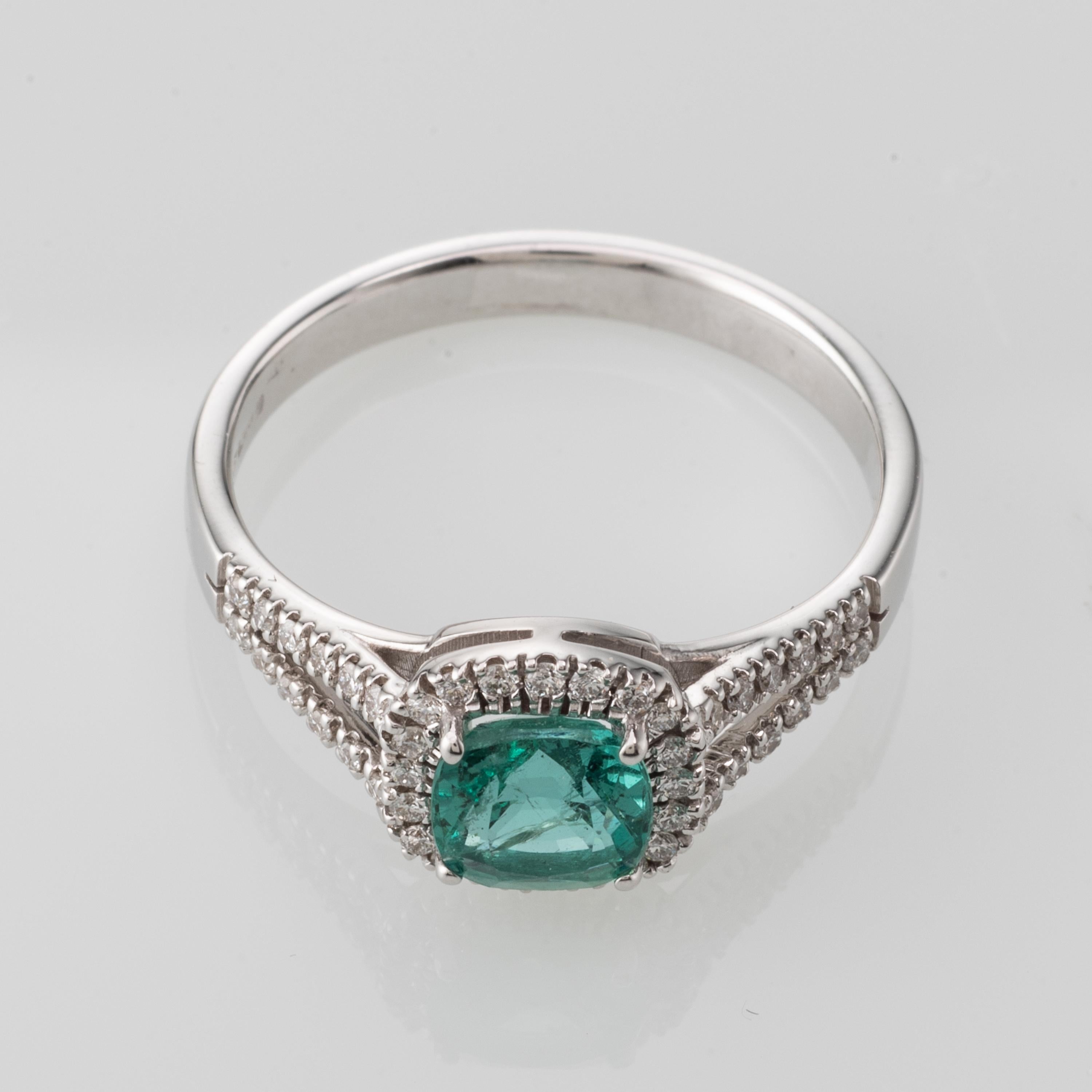 Modern Emerald Diamond 18 Karat White Gold Ring For Sale