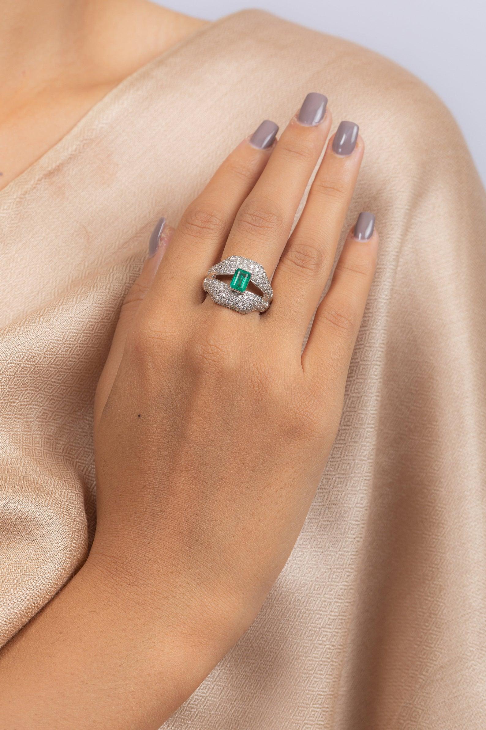 Ring aus 14 Karat Weißgold mit Smaragd und Diamant (Gemischter Schliff) im Angebot
