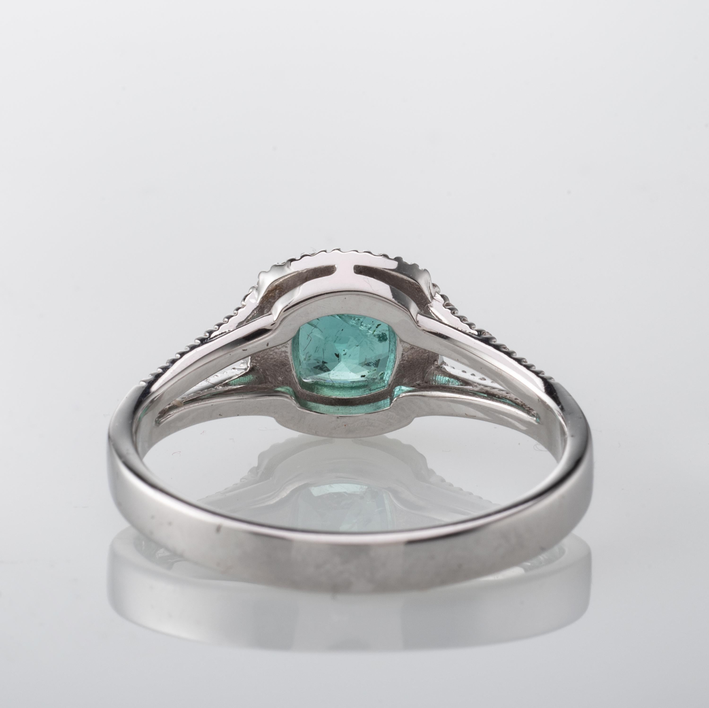Emerald Diamond 18 Karat White Gold Ring In New Condition For Sale In London, UK