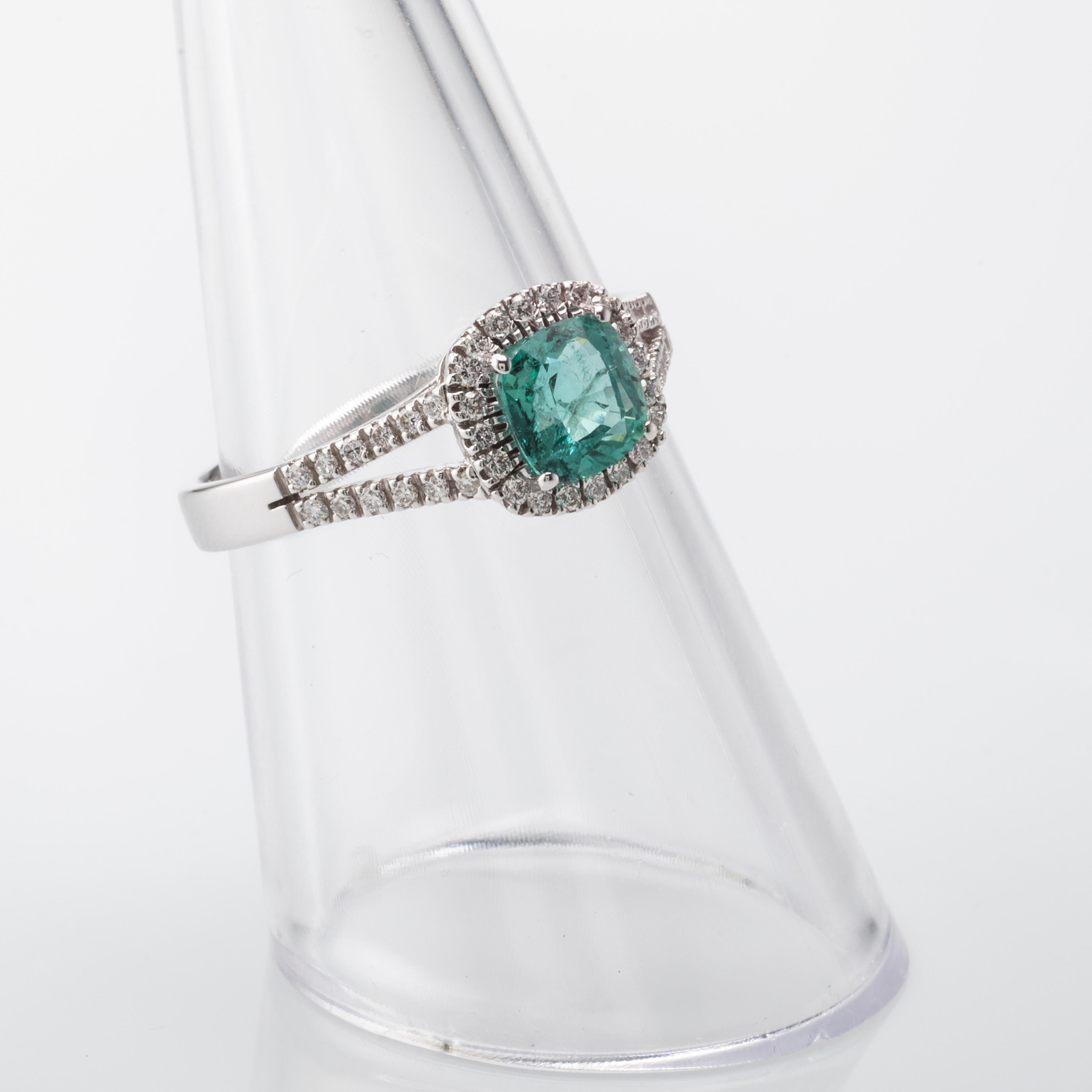 Women's Emerald Diamond 18 Karat White Gold Ring For Sale