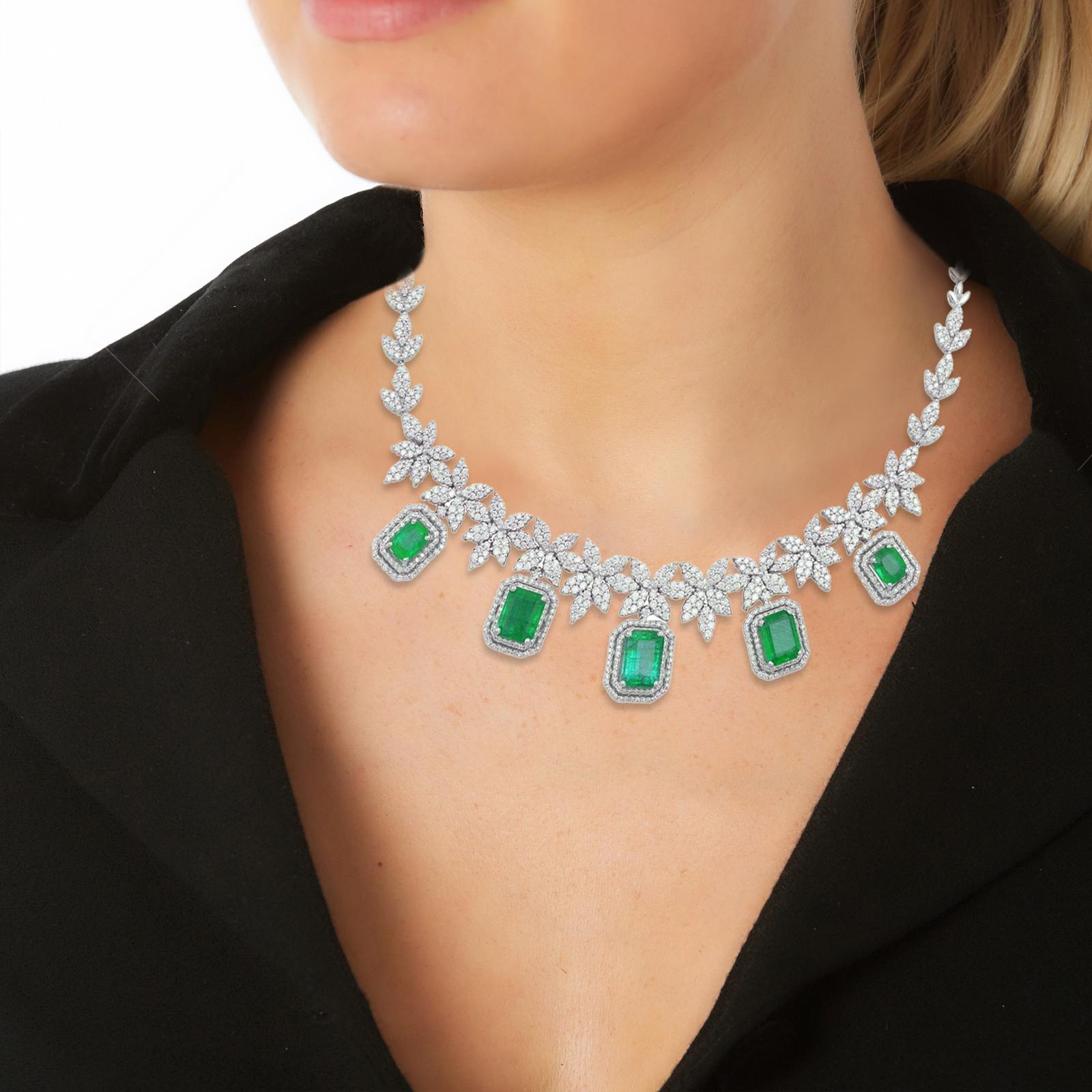 Dieses exquisite Collier aus 14-karätigem Weißgold ist von Hand mit 8,30 Karat Smaragd und 6,0 Karat funkelnden Diamanten besetzt. 

FOLLOW MEGHNA JEWELS Storefront, um die neueste Collection'S und exklusive Stücke zu sehen. Meghna Jewels ist stolz