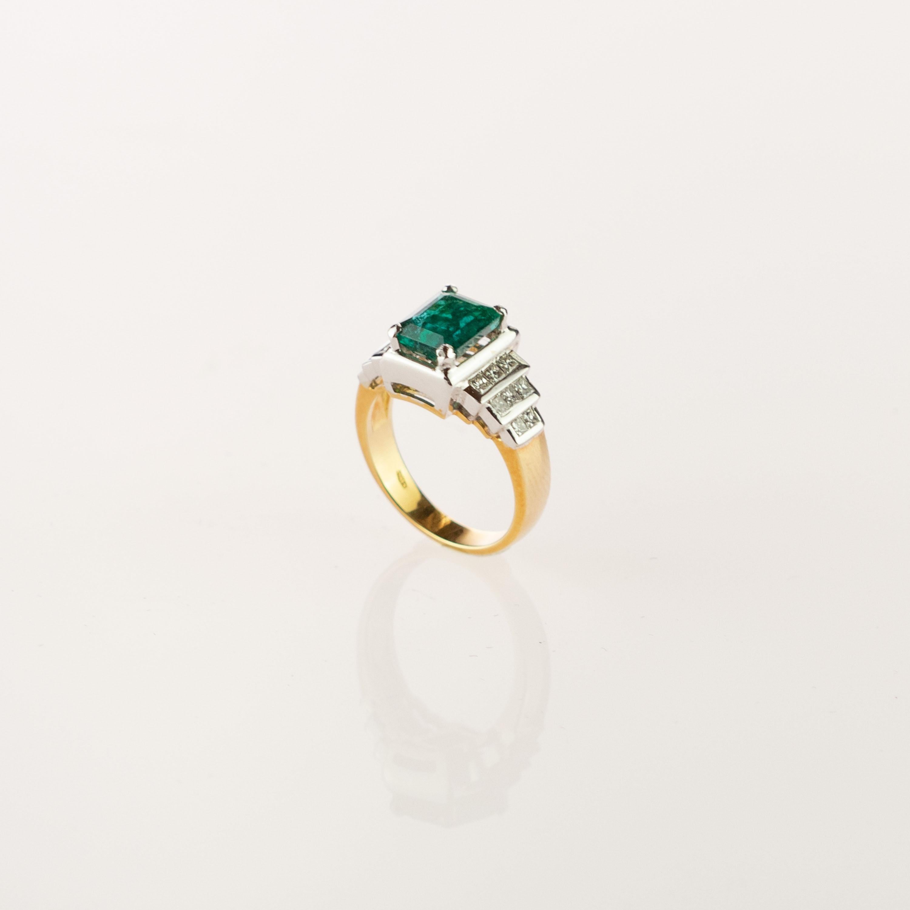 Wondrous and stunnig jewel piece pyramid shaped with 16 diamonds, Colombian Emerald (2.55 carat) and white gold rungs. Setted in an elegant yellow gold round ring that creates a contrast full of color and elegance. Cocktail ring with a AIG Certified