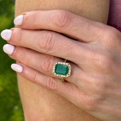 Anillo de cóctel de oro amarillo de 18 quilates con esmeraldas y diamantes