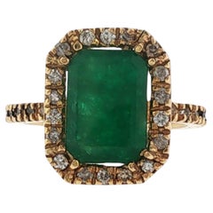 Anillo de cóctel de oro amarillo de 18 quilates con esmeraldas y diamantes