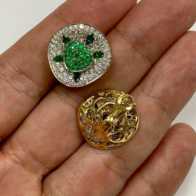 Emerald Diamond 18 Karat Yellow Gold Earrings In New Condition For Sale In Bangkok, TH