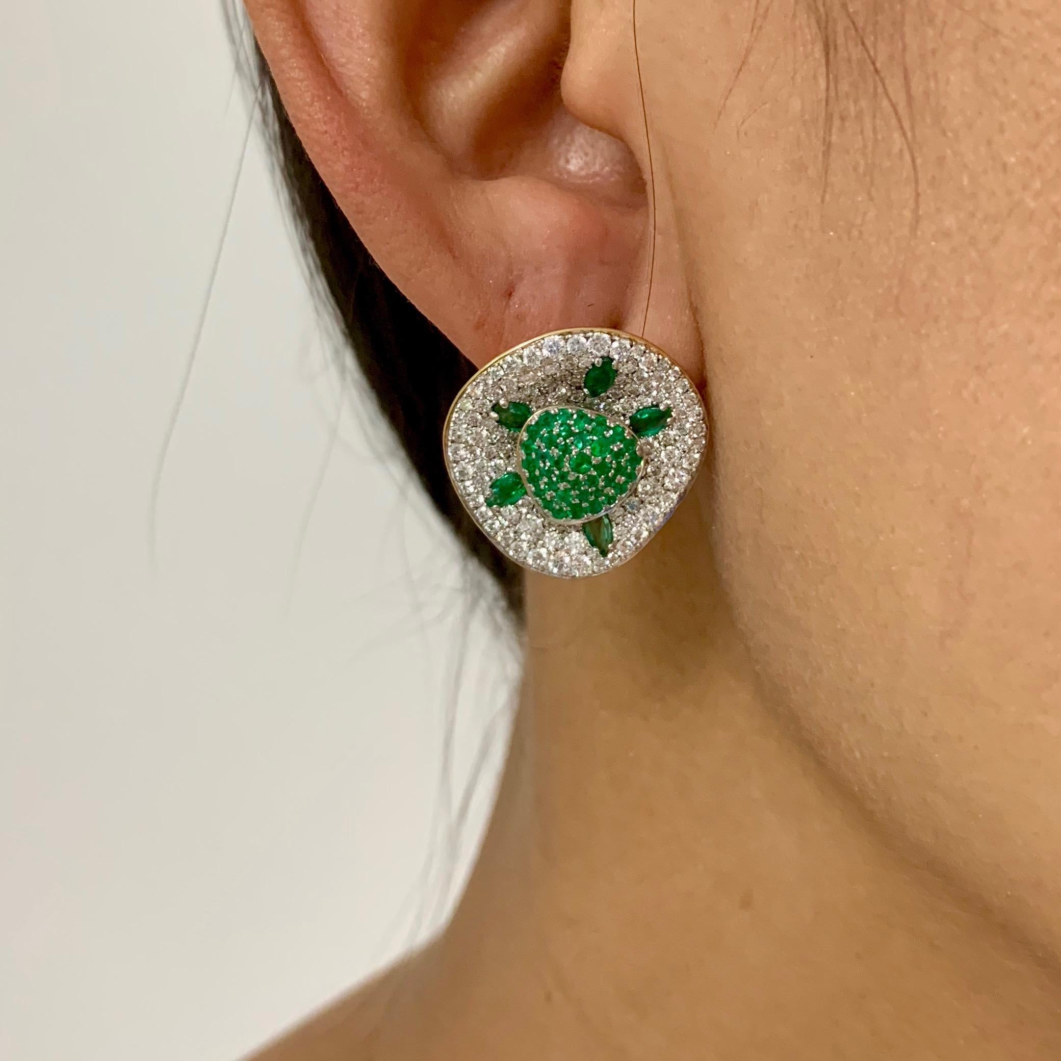 Emerald Diamond 18 Karat Yellow Gold Ring Earrings Suite For Sale 2