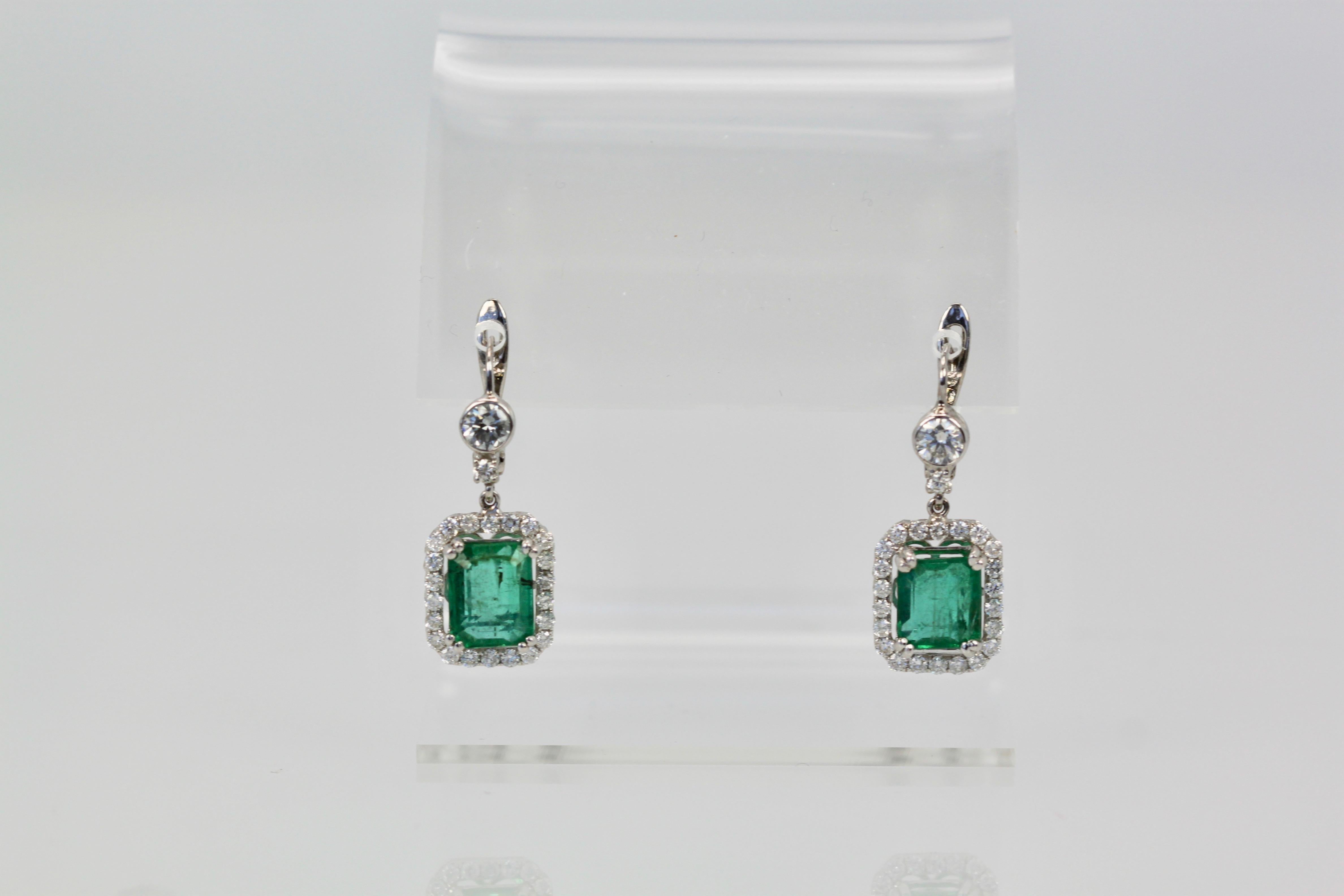 Orecchini con diamante smeraldo a 18 carati in vendita 5