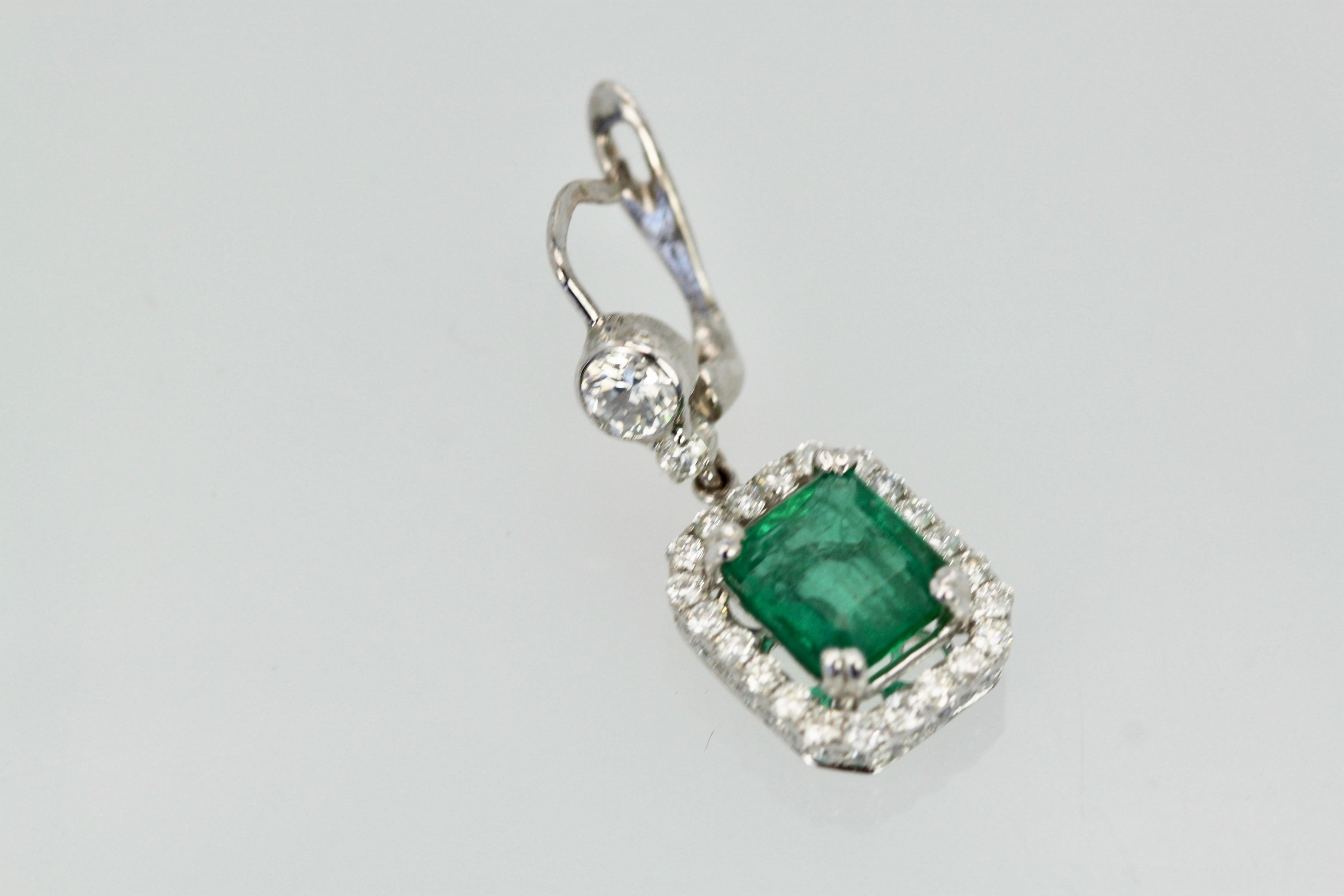 Orecchini con diamante smeraldo a 18 carati in vendita 6