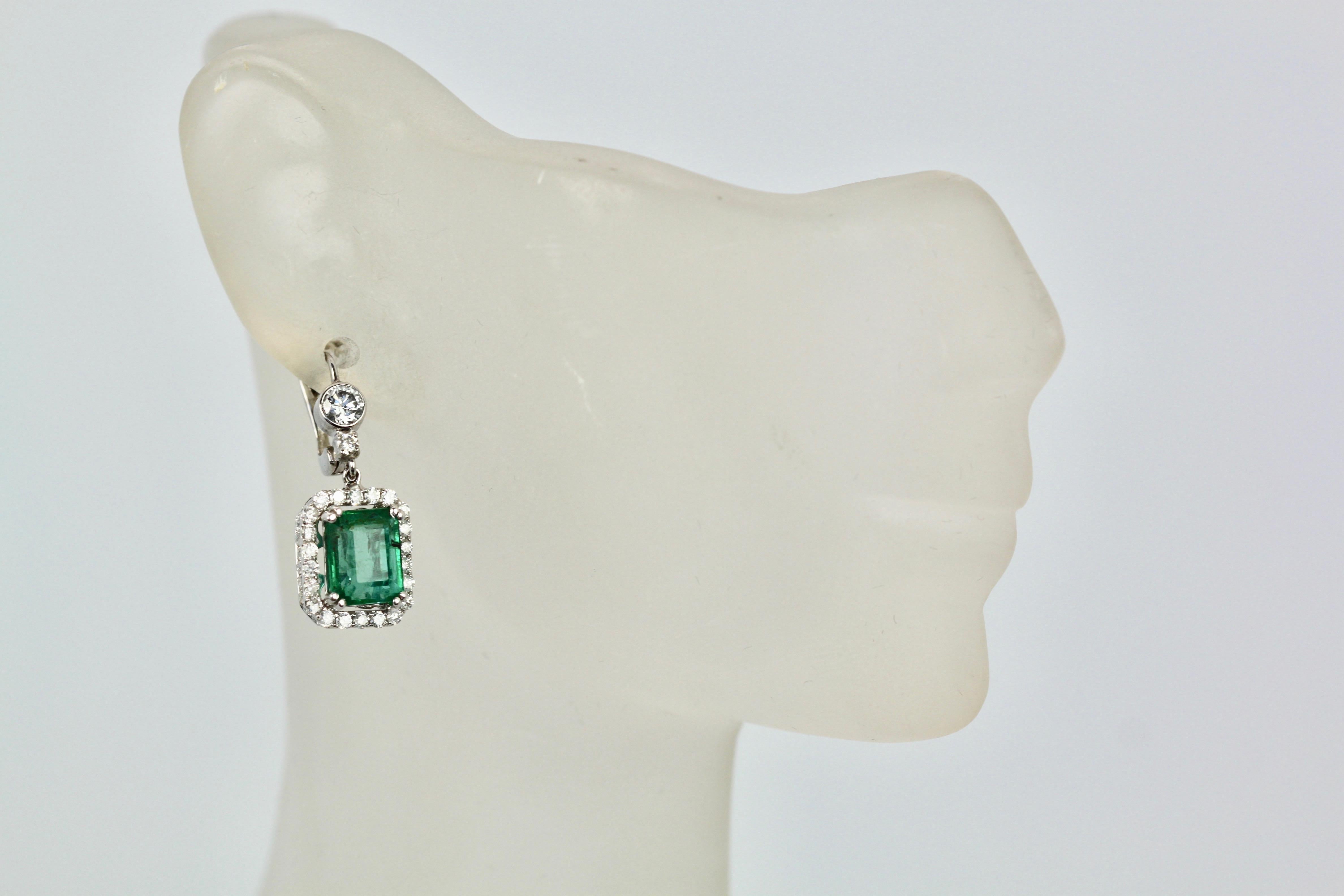 Orecchini con diamante smeraldo a 18 carati In condizioni Nuovo in vendita a North Hollywood, CA