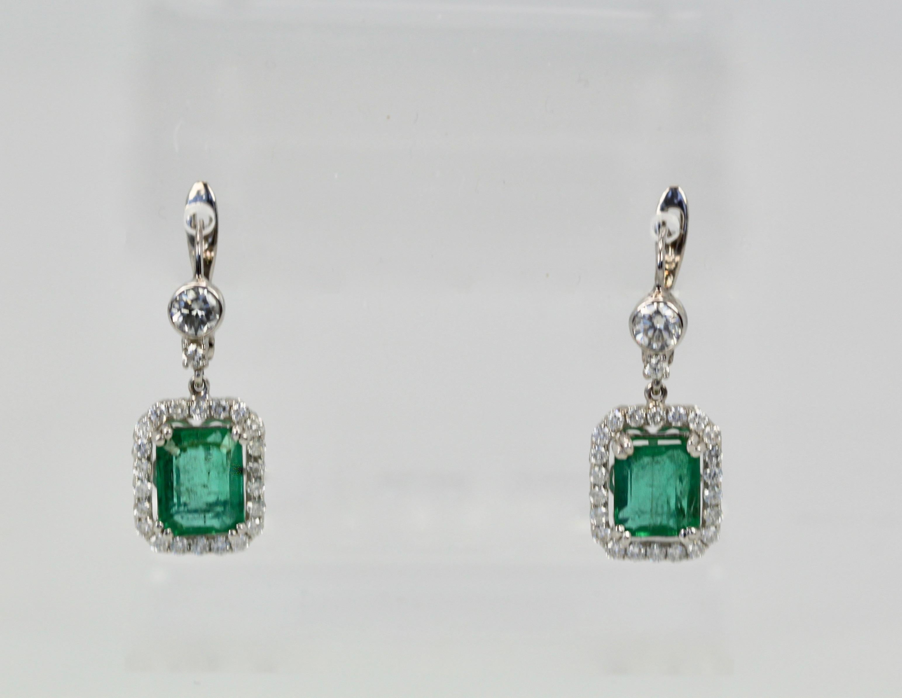 Orecchini con diamante smeraldo a 18 carati in vendita 1