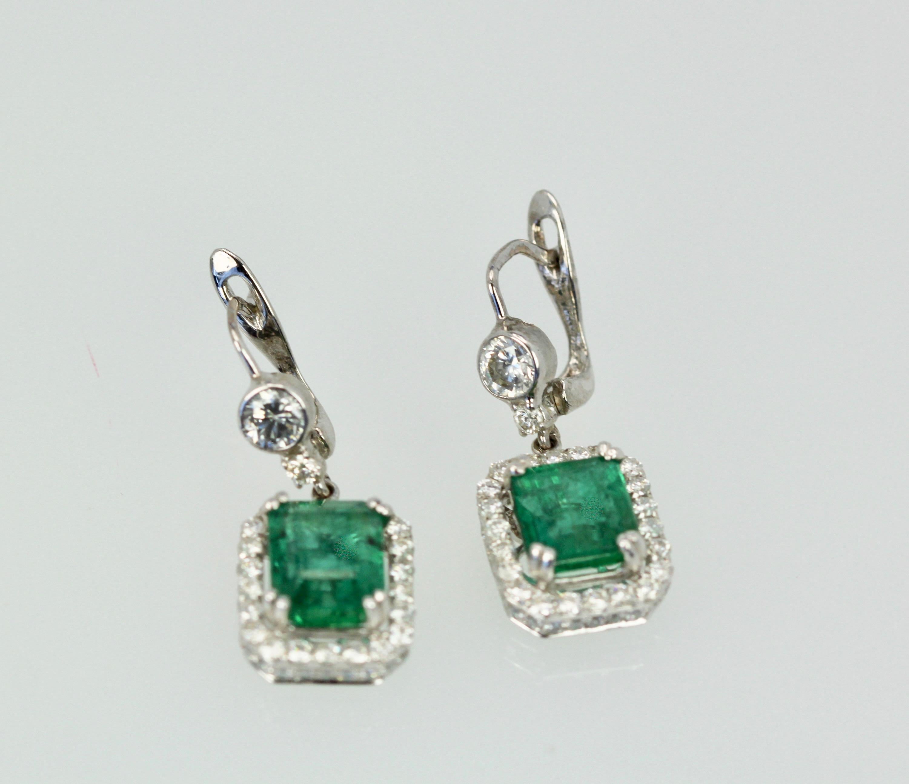 Orecchini con diamante smeraldo a 18 carati in vendita 2