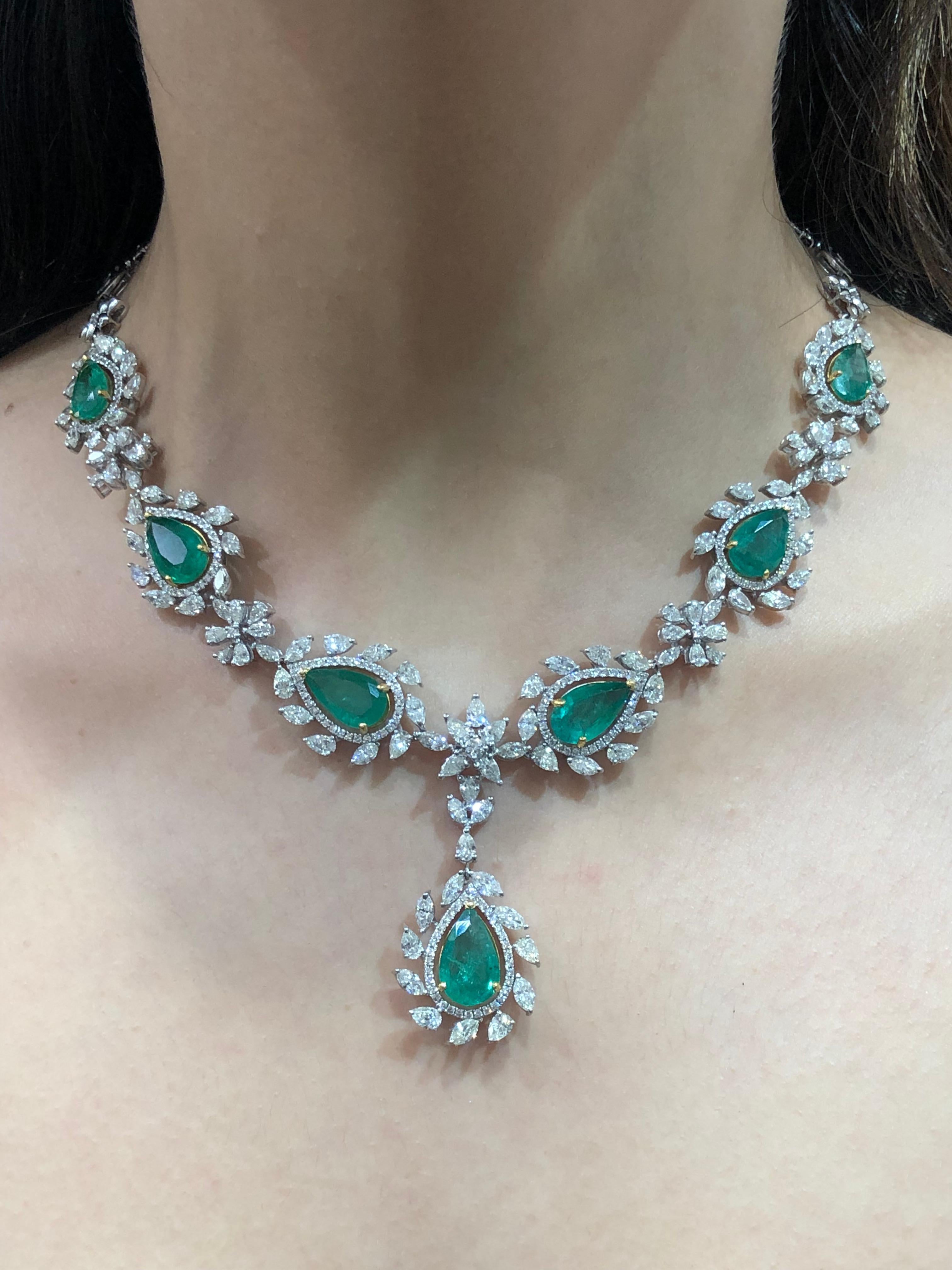 Contemporary Emerald Diamond 18 Karat Gold Necklace with Earrings