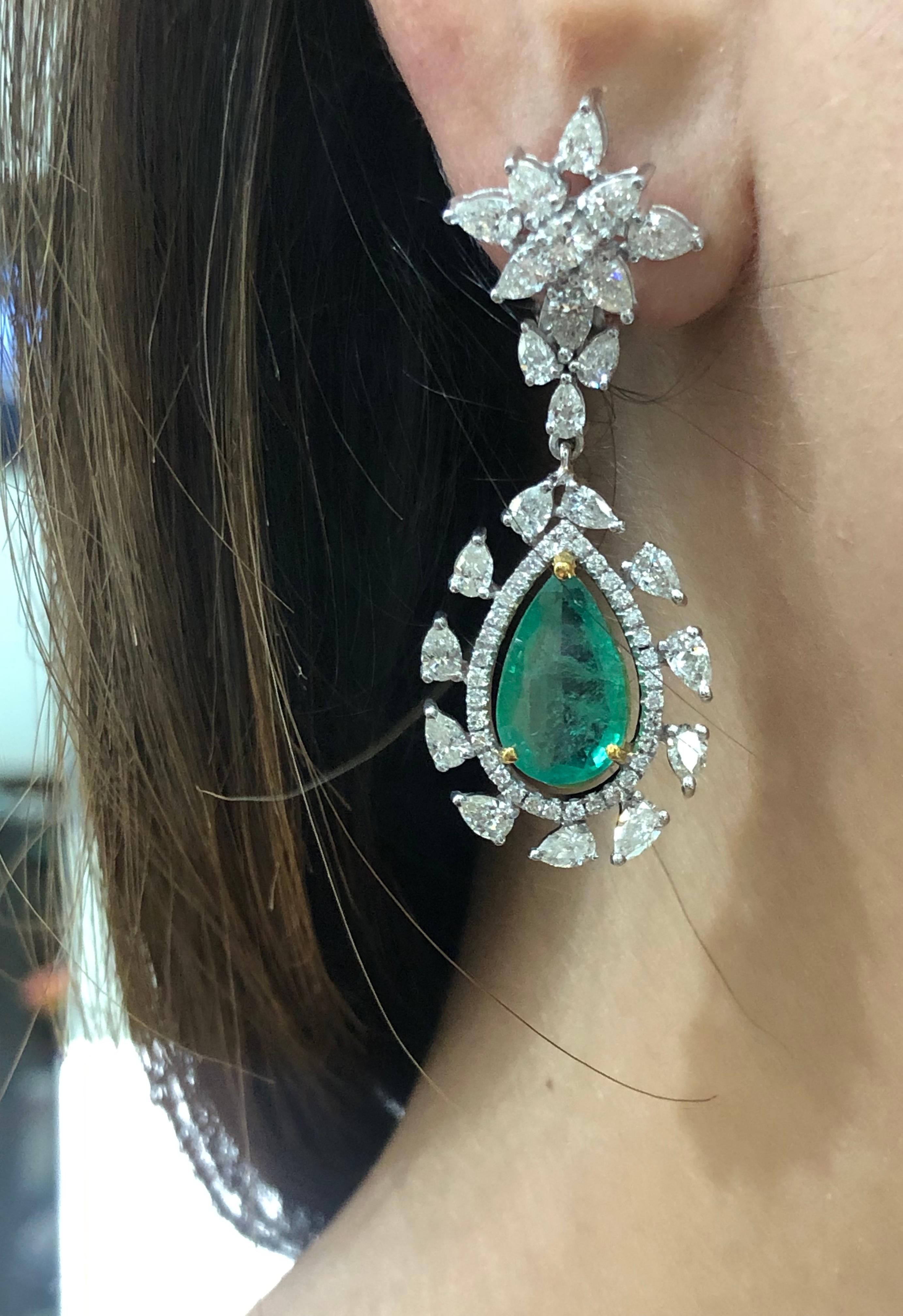 Pear Cut Emerald Diamond 18 Karat Gold Necklace with Earrings