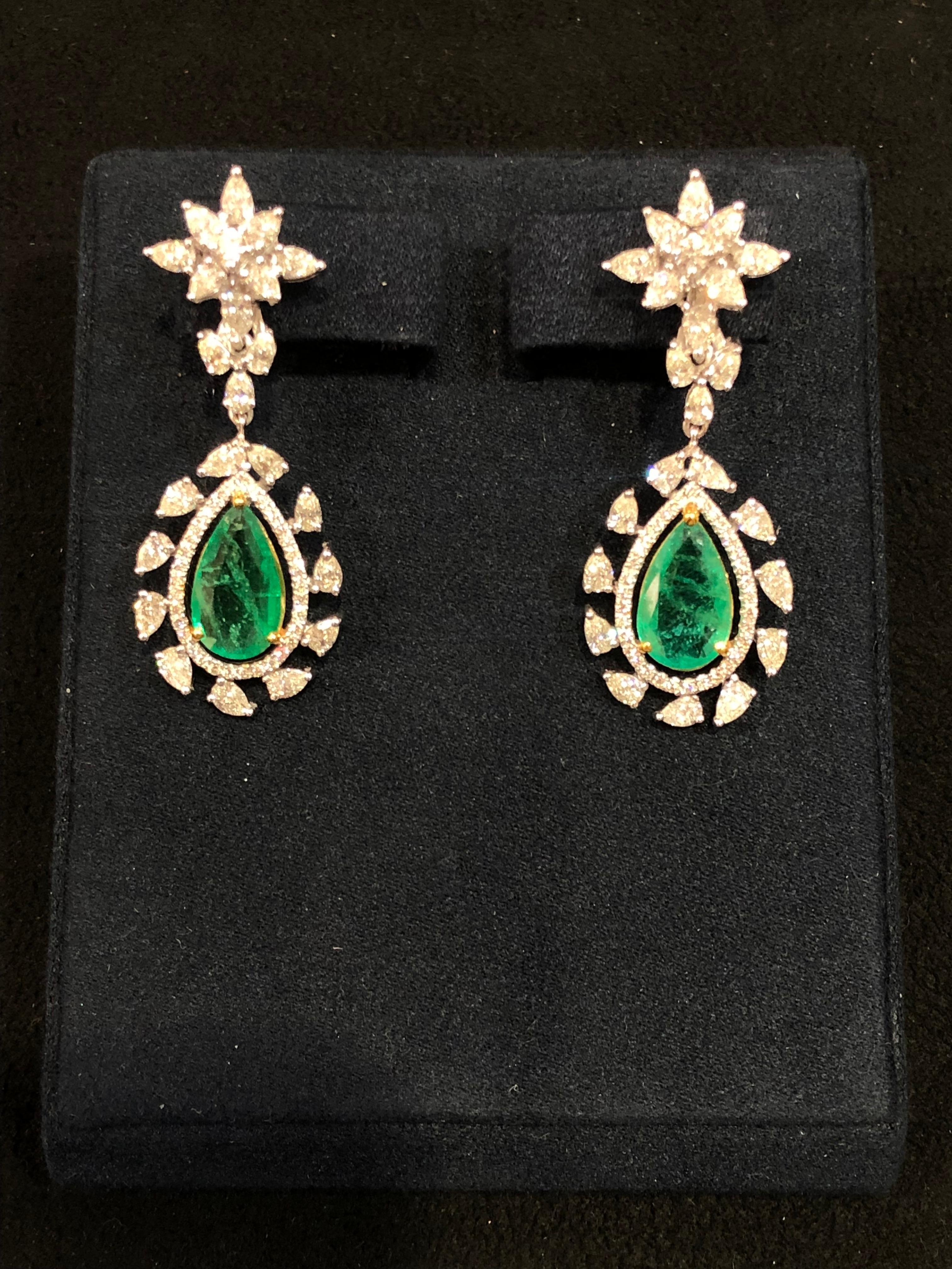 Emerald Diamond 18 Karat Gold Necklace with Earrings In New Condition In New Delhi, Delhi