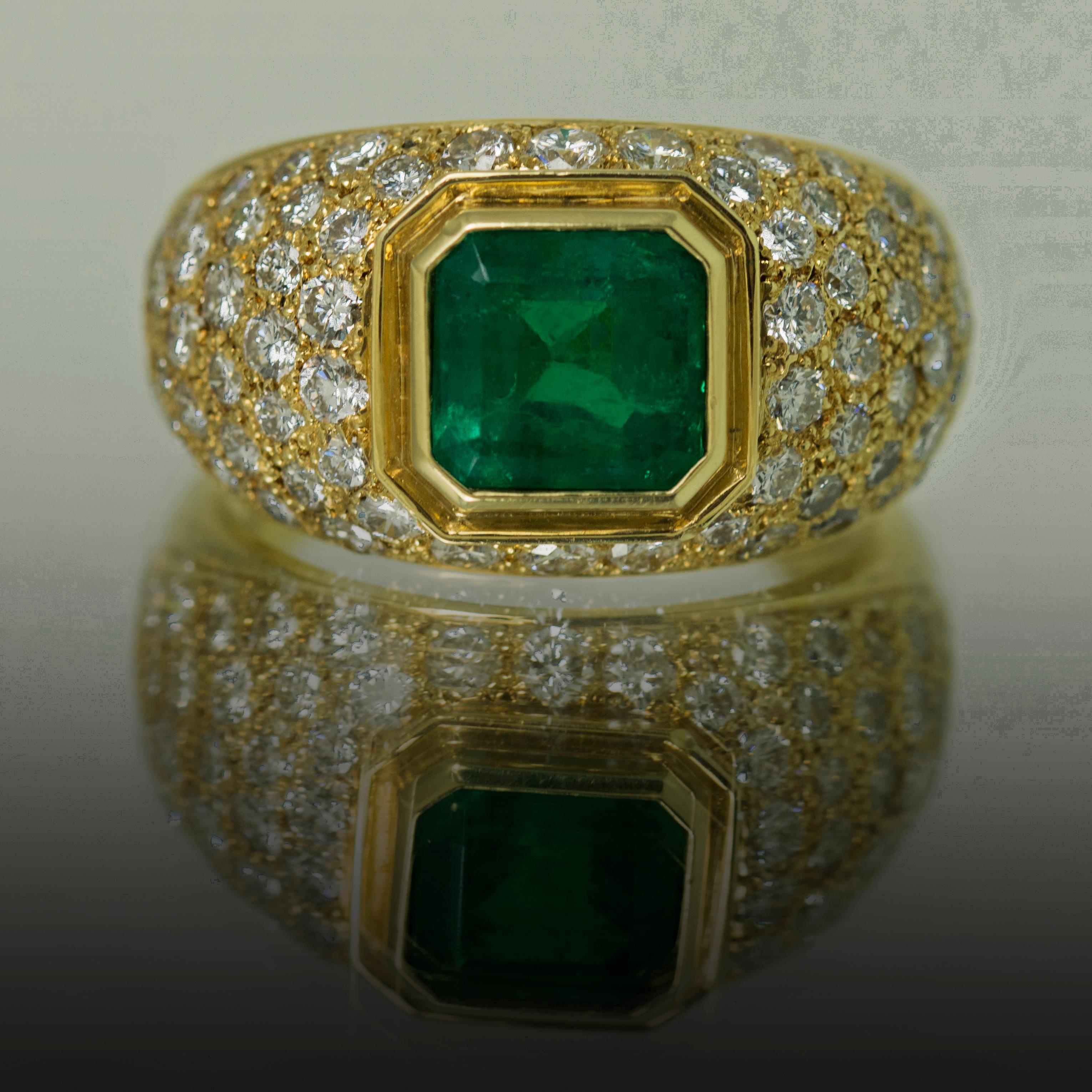 Women's or Men's Emerald Diamond 18K Gold  Ring For Sale