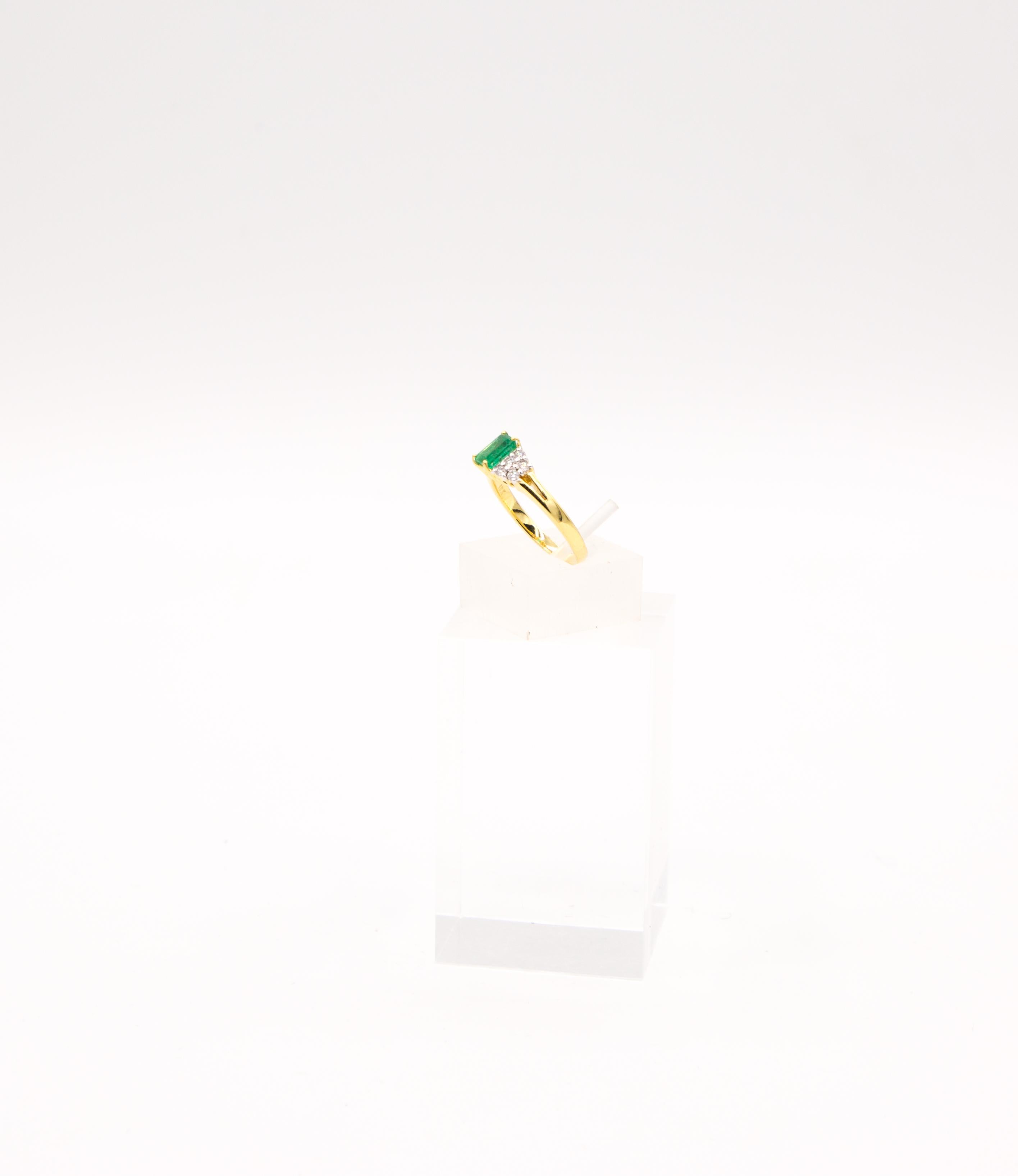 18 k yellow gold
0,67 ct emerald
0,20 ct diamond
size 55
3,7 grams
on the top the emerald is 5 mm and each side are 5 diamonds.
the emerald are very clean.
You will love this ring. and wear it every day