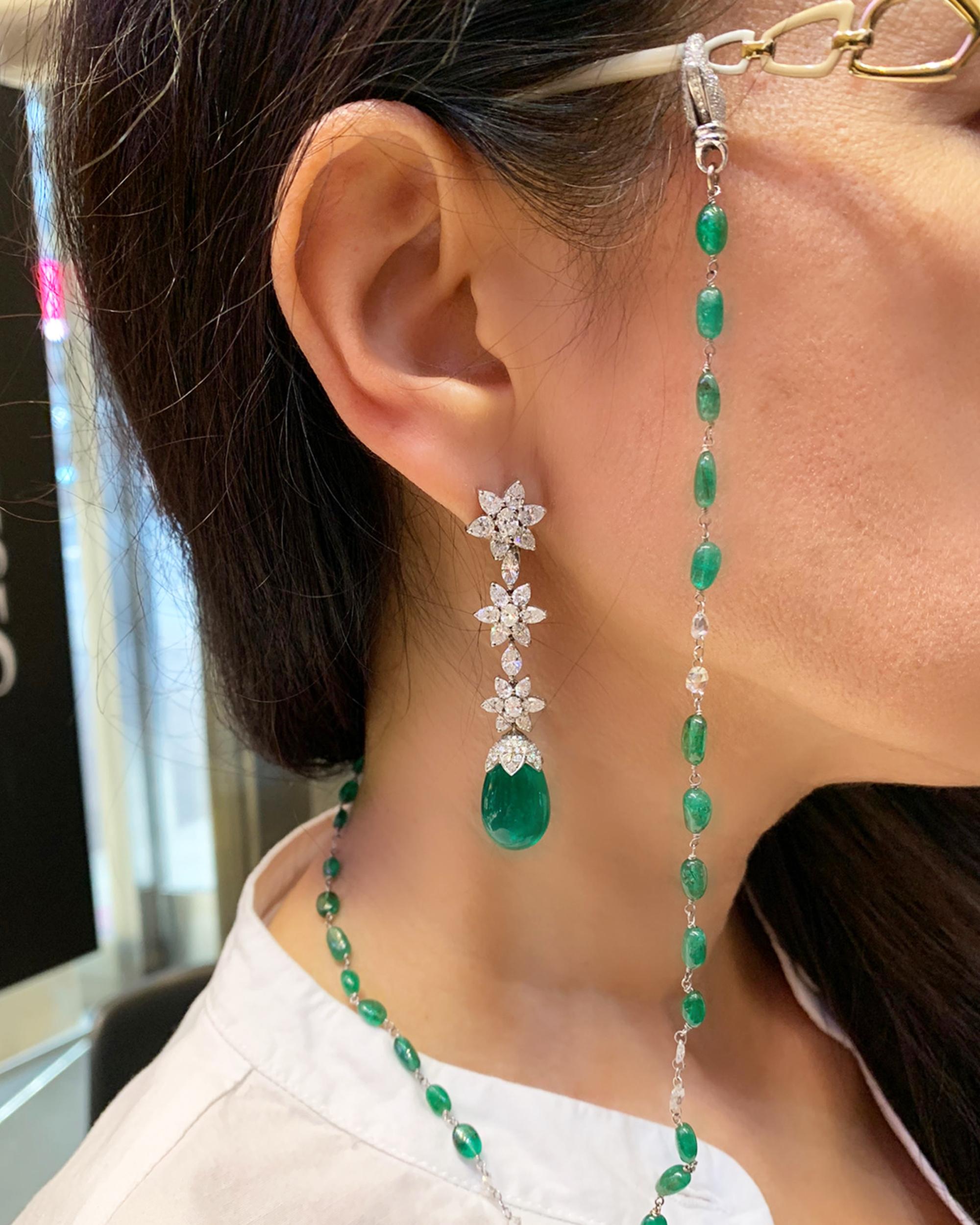 A stylish and chic chain necklace comprising of briolette-cut emeralds and mix-shaped diamonds. 
50 emeralds weighing approximately 26.00 carats.
12 mix-shaped diamonds and 2 clasps with pave diamonds.
18K white gold weighing 15.14 grams.
Length of