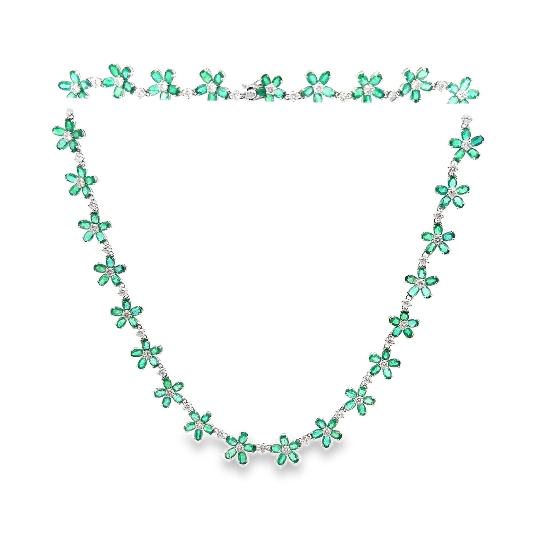 Una collana chic ed elegante che scorre liberamente ed è morbida sul collo. Presenta 28,52 carati di smeraldi di forma ovale dal colore verde intenso che compongono i petali del fiore. A questi si aggiungono 5,43 carati di diamanti rotondi con