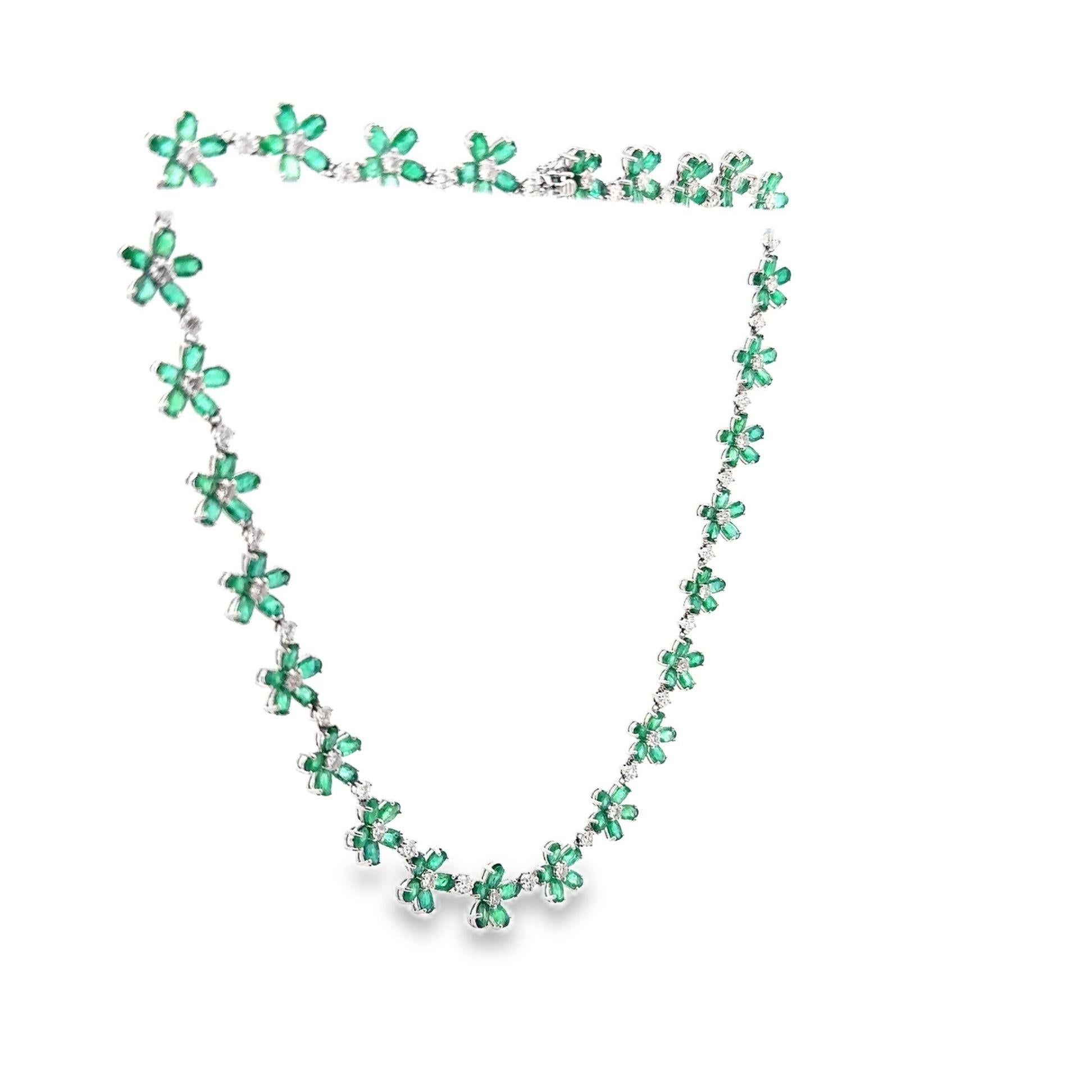 Taglio ovale Collana a fiori con smeraldo e diamante in oro bianco 18 carati in vendita