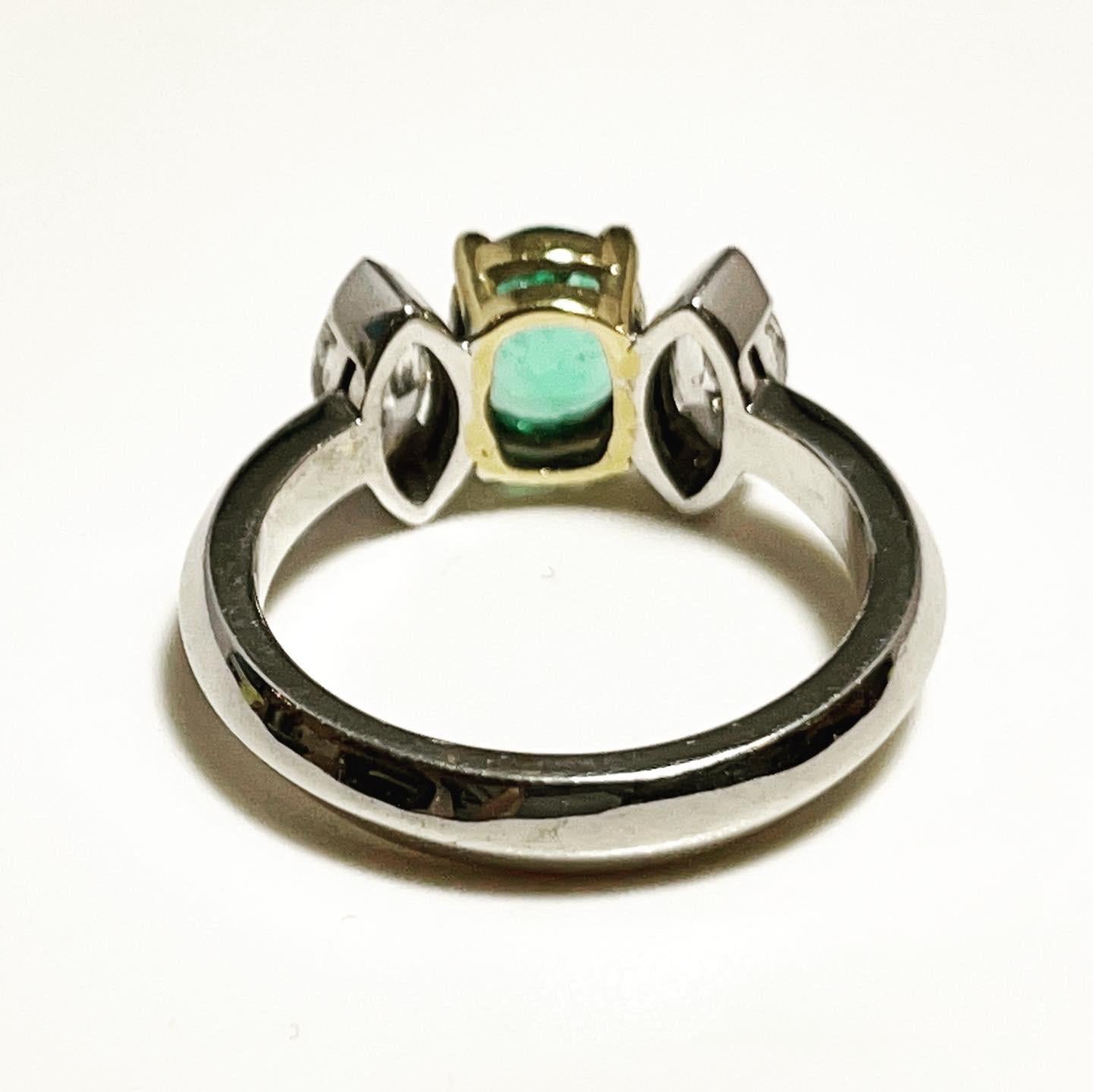 Emerald Diamond 18k White Gold Three-Stone Engagement Bridal Ring In Good Condition In Pamplona, Navarra