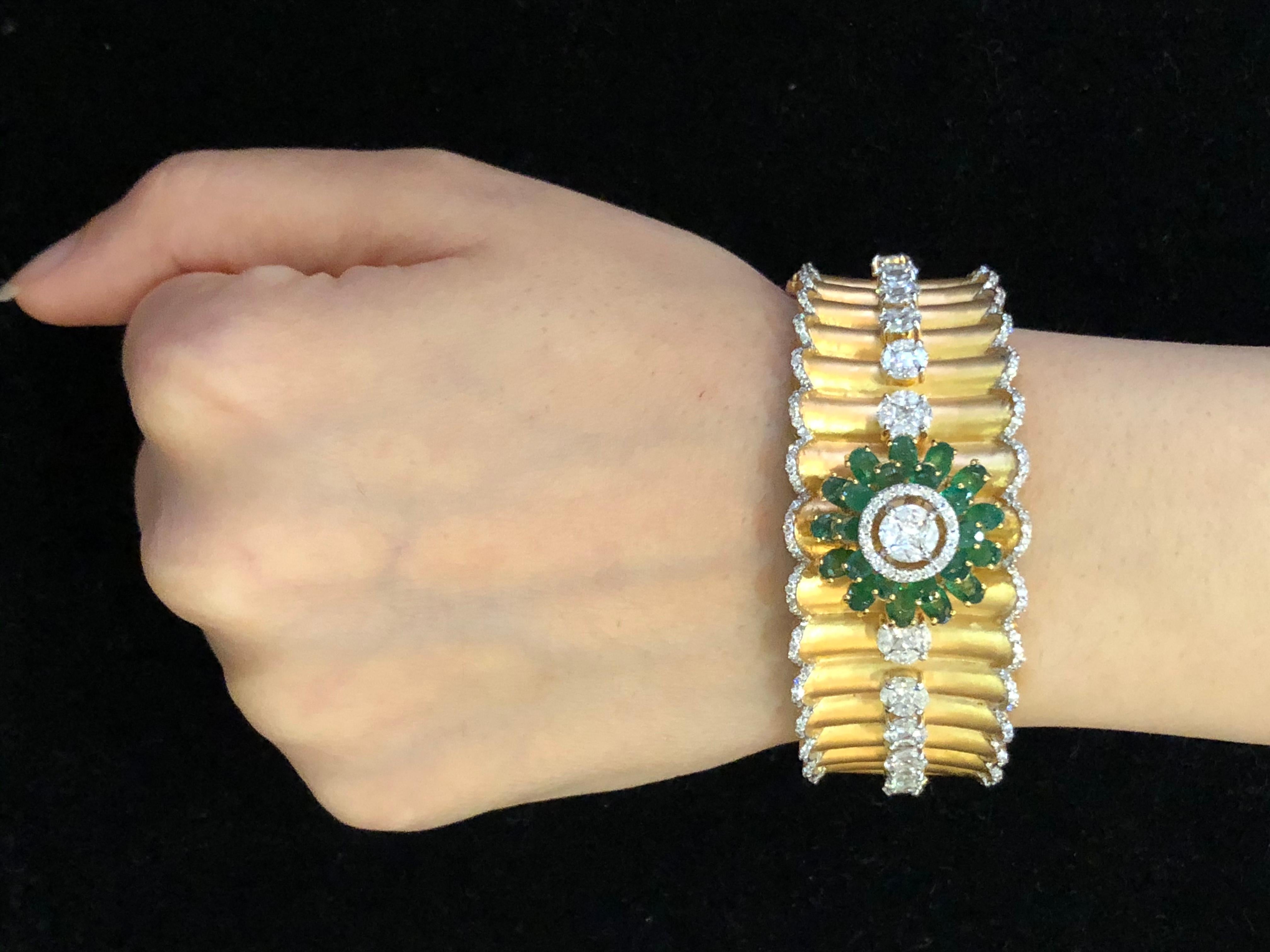 Adorn your wrist with our beautifully crafted emerald and diamond cuff bracelet featuring

Diamonds- 4.49 carats 
Emeralds- 3.81 carats 
Gold- 57.980 grams 18 karat 
Item Code: DBR-BFD
NOTE: This bracelet can be customised according to your wrist
