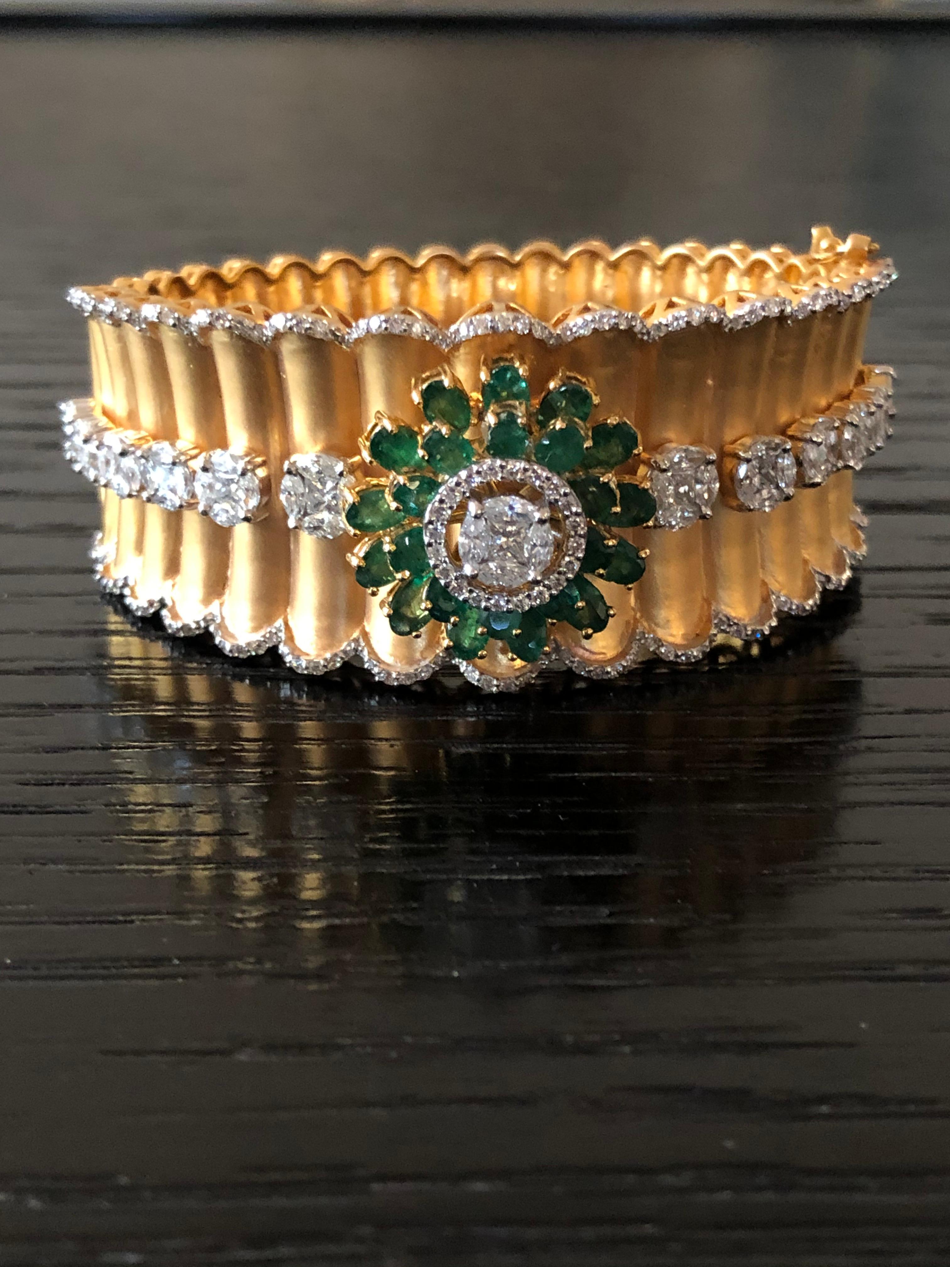 Emerald Diamond 18k Yellow Gold Cuff Bracelet In New Condition In New Delhi, Delhi