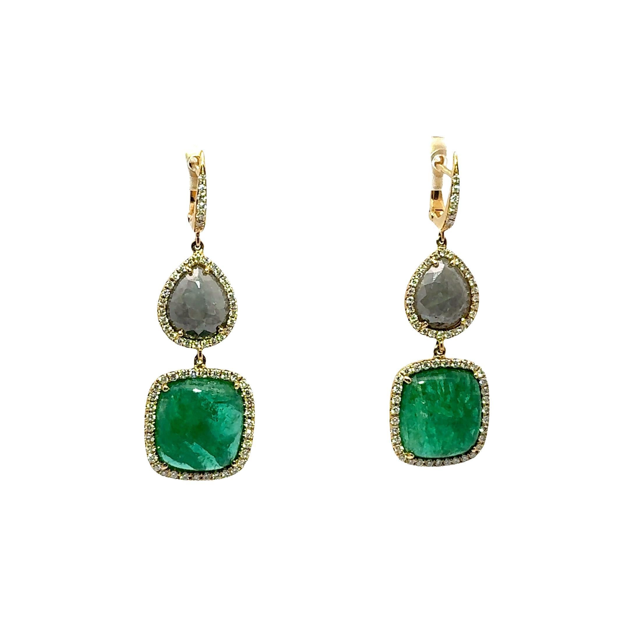 Réalisées en or jaune 18 carats, ces boucles d'oreilles pendantes constituent un ajout captivant à toute collection, mettant en vedette 2 émeraudes vertes vives cabochon pesant 16,70 carats. Les boucles d'oreilles sont ornées de deux tranches de